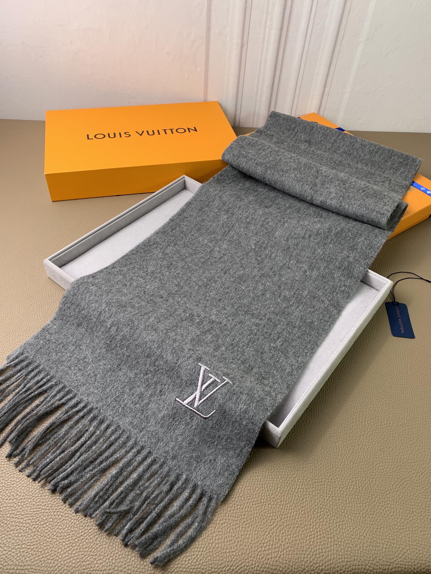 LV scarf