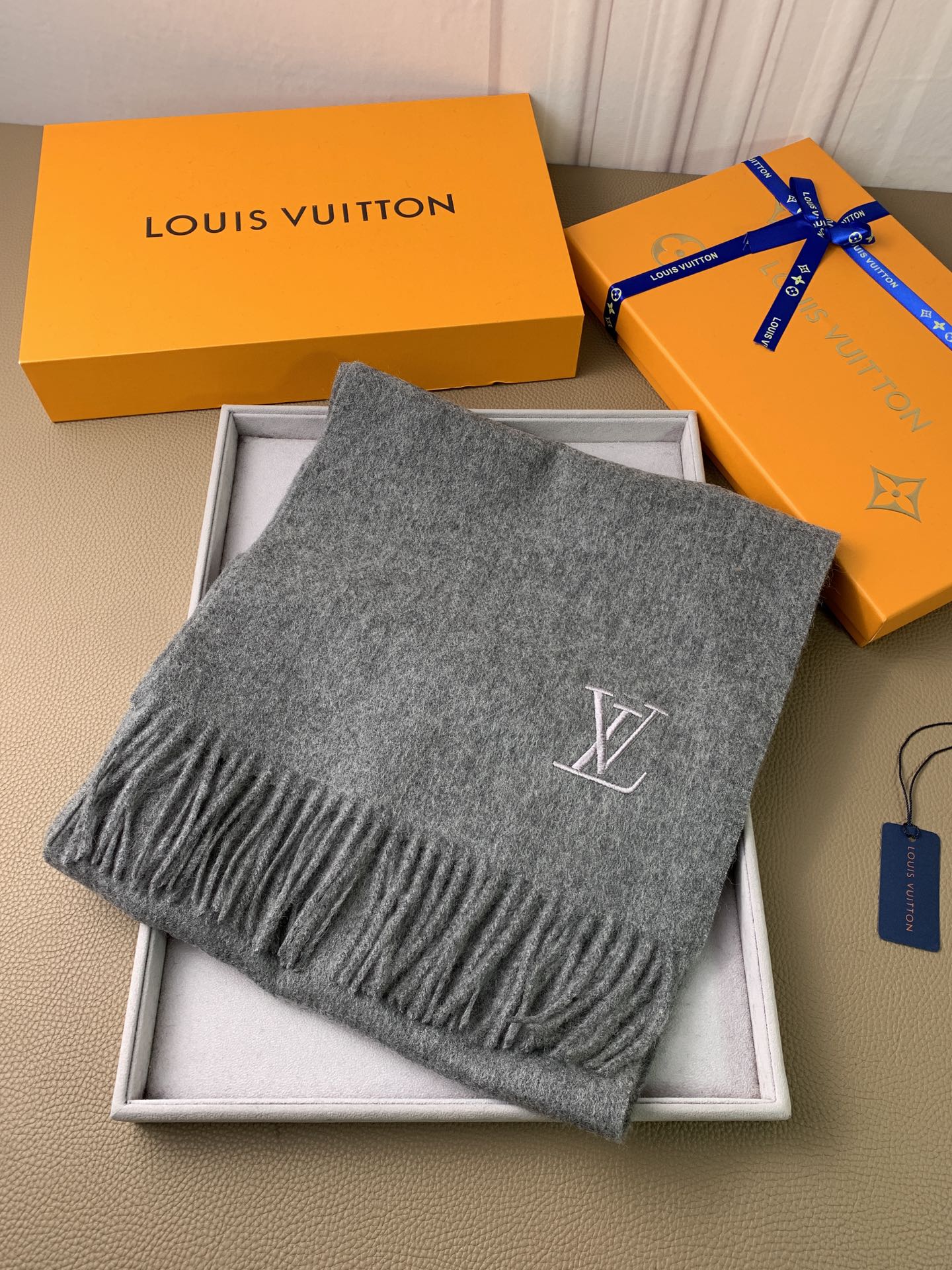 LV scarf