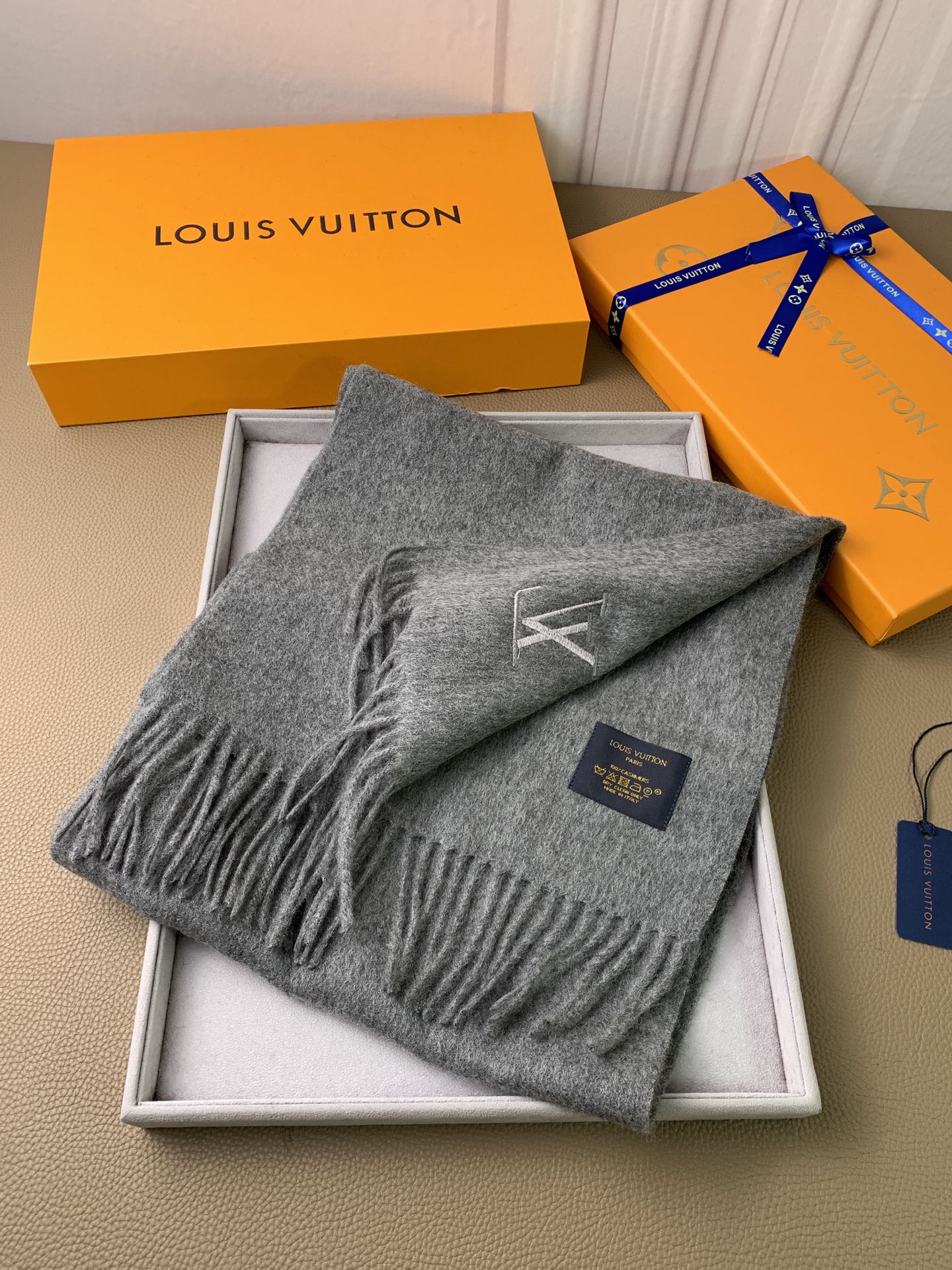 LV scarf
