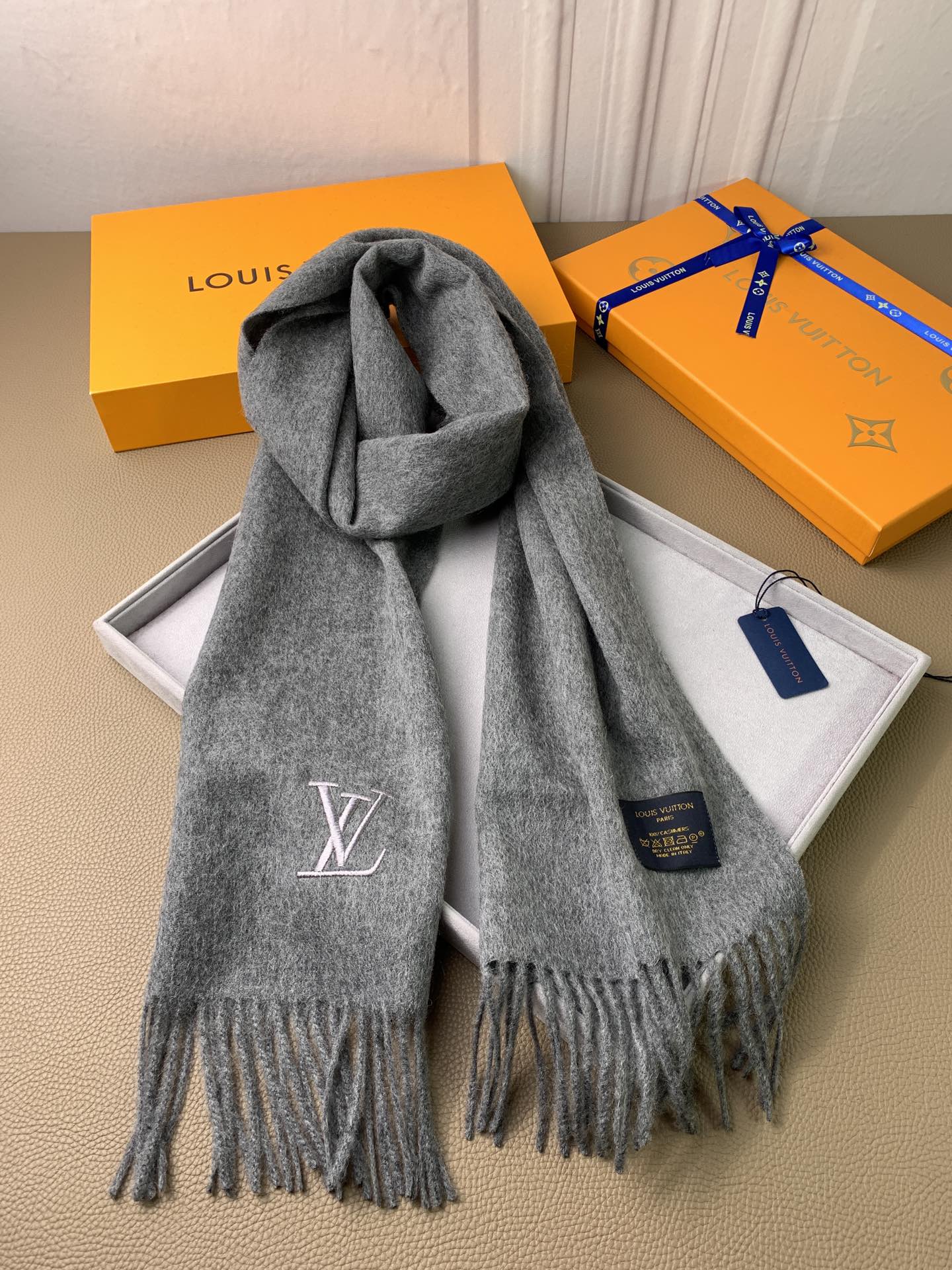 LV scarf