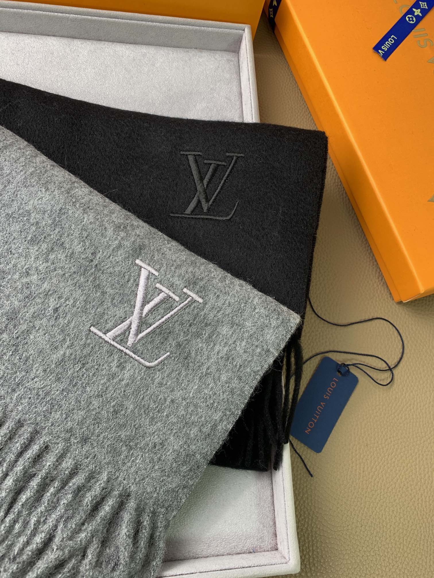 LV scarf