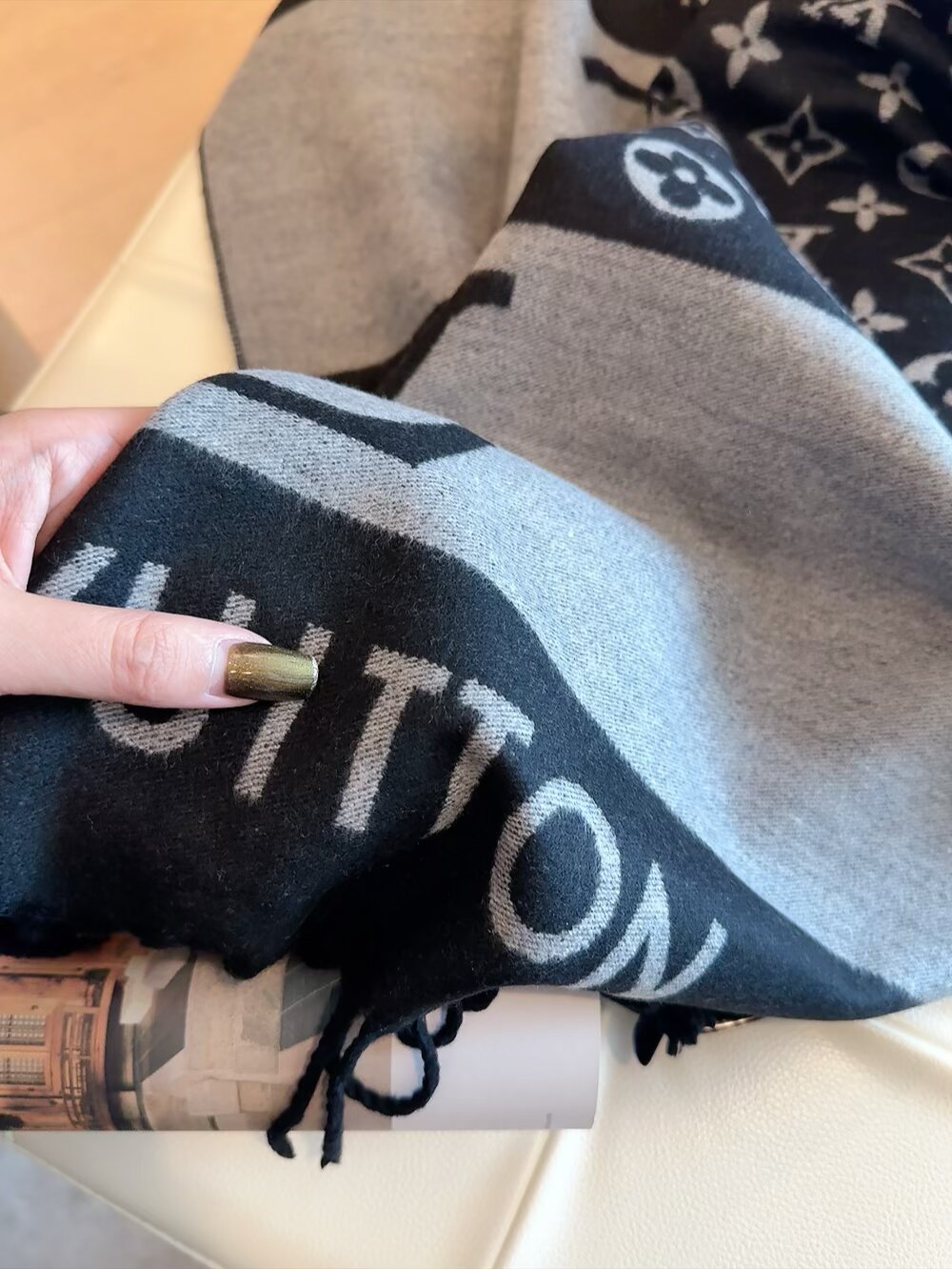 LV scarf