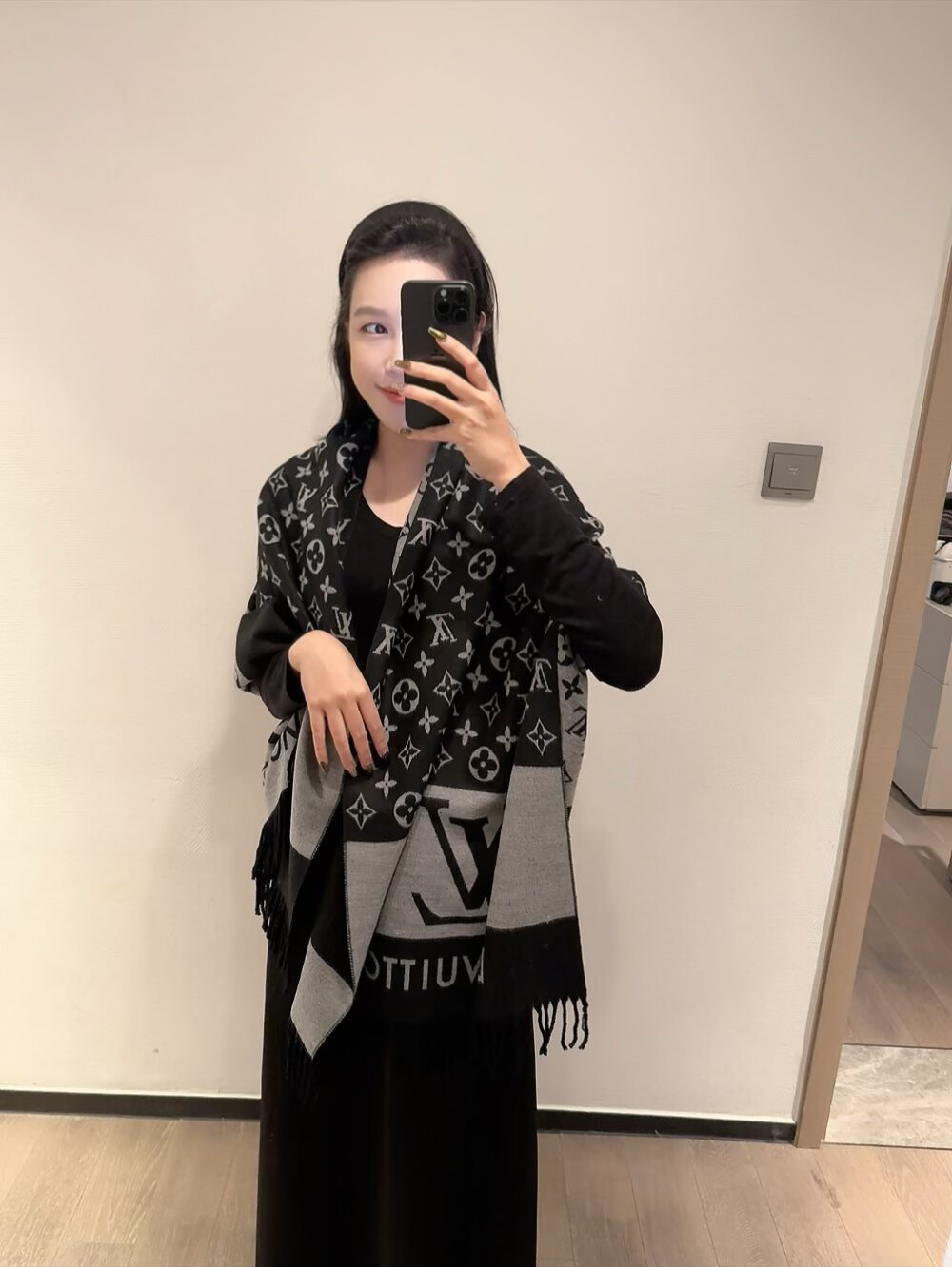 LV scarf
