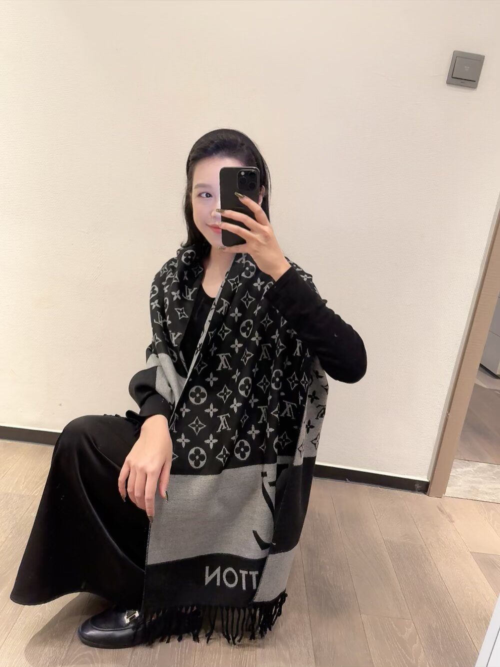 LV scarf