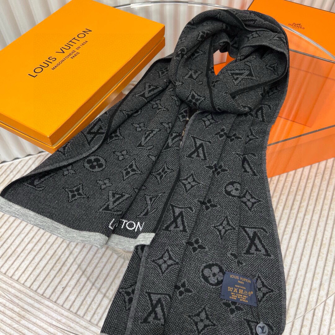 LV scarf