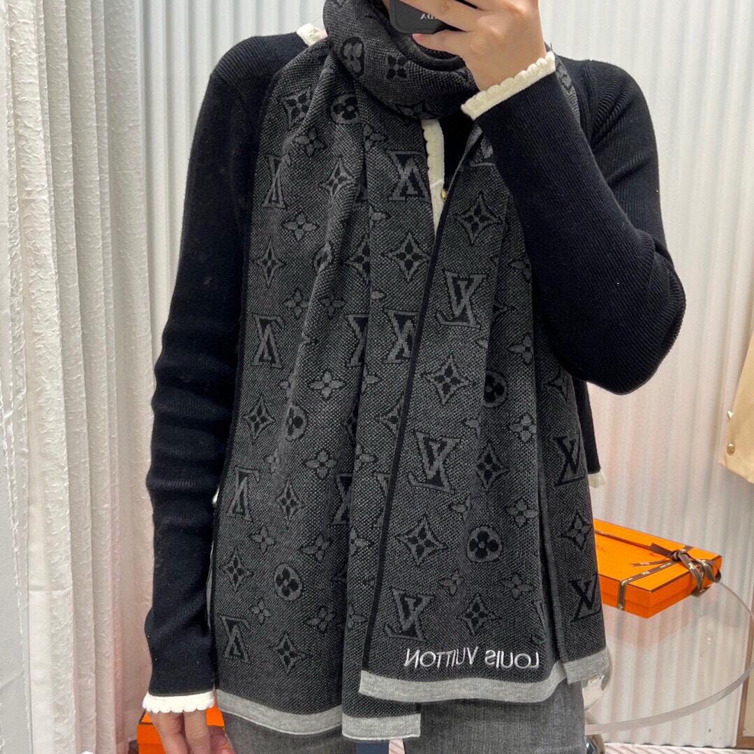 LV scarf