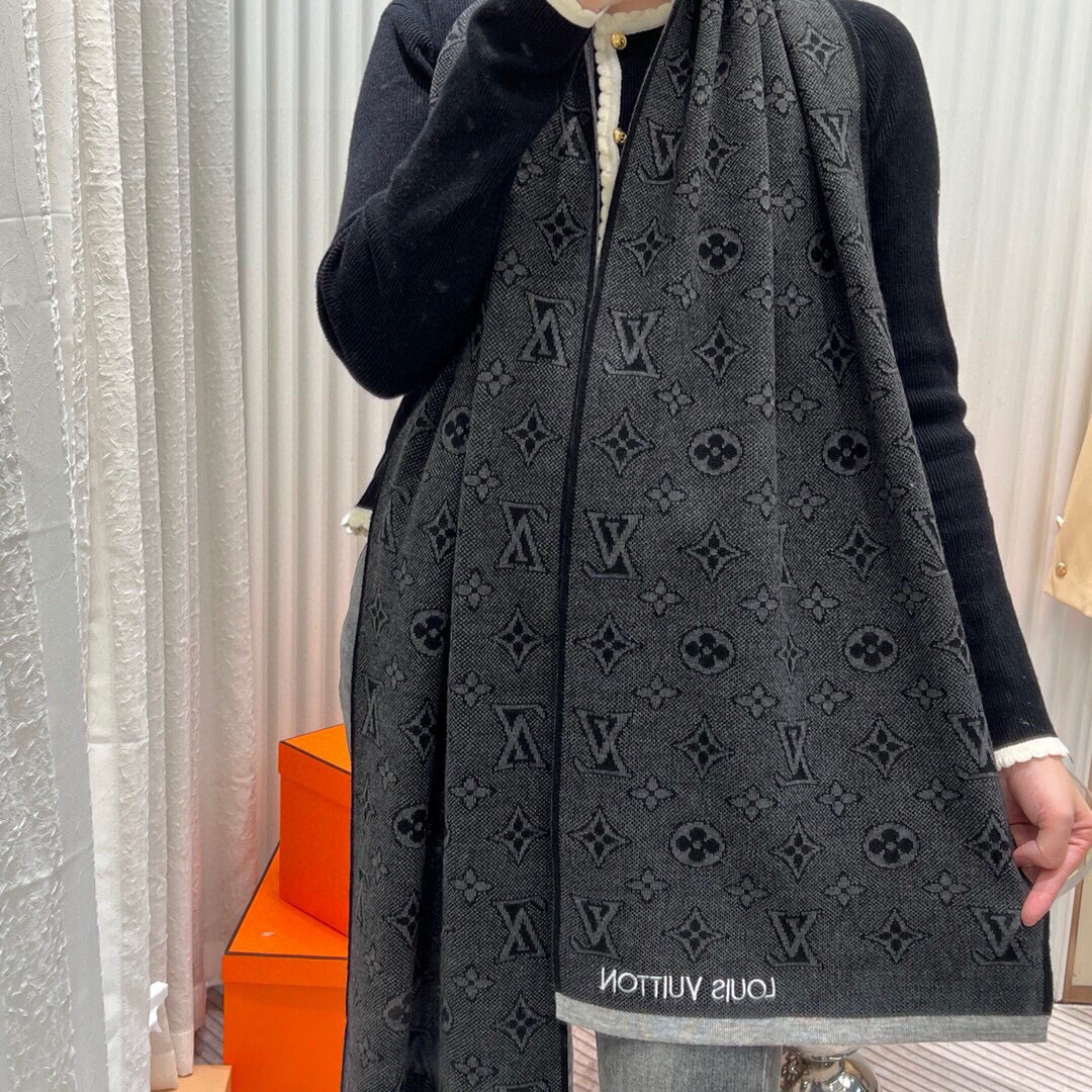 LV scarf