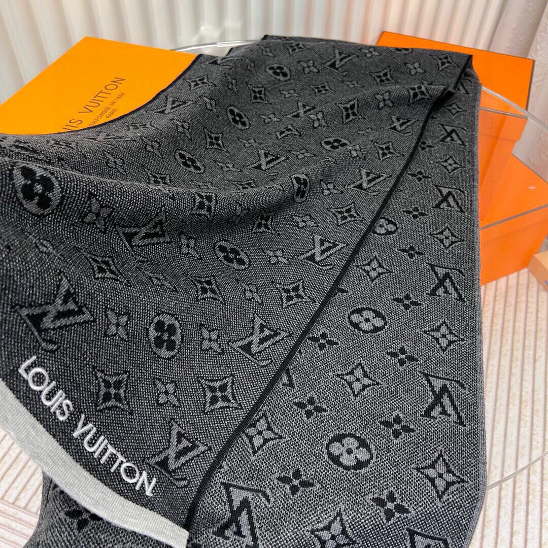 LV scarf