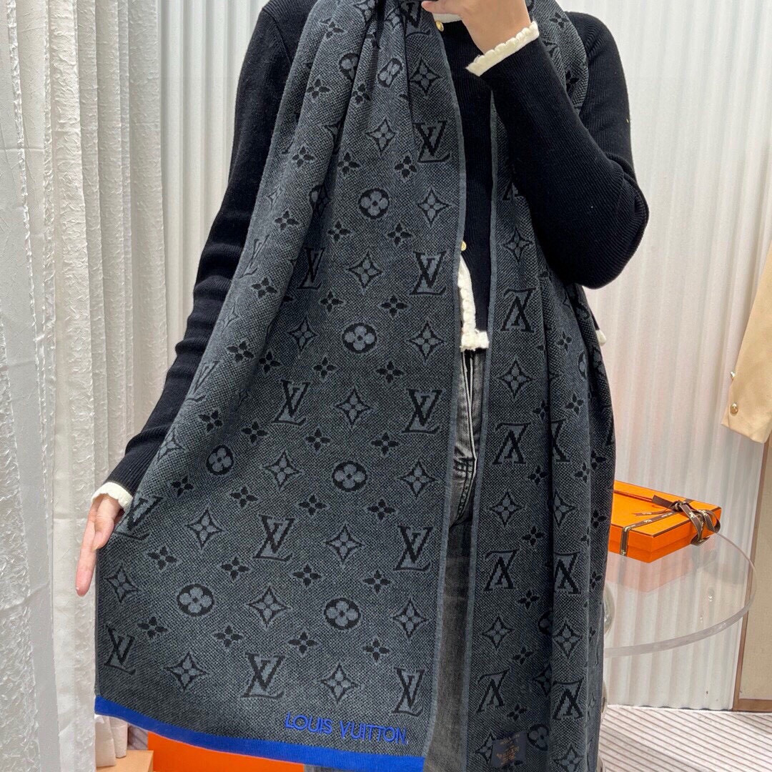 LV scarf