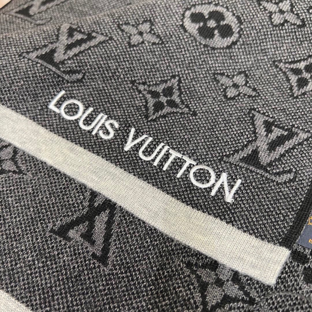 LV scarf