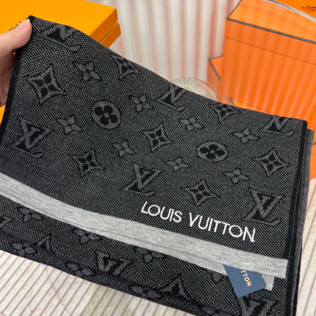 LV scarf