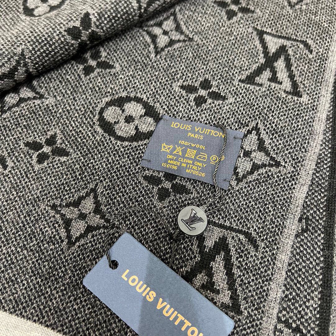 LV scarf