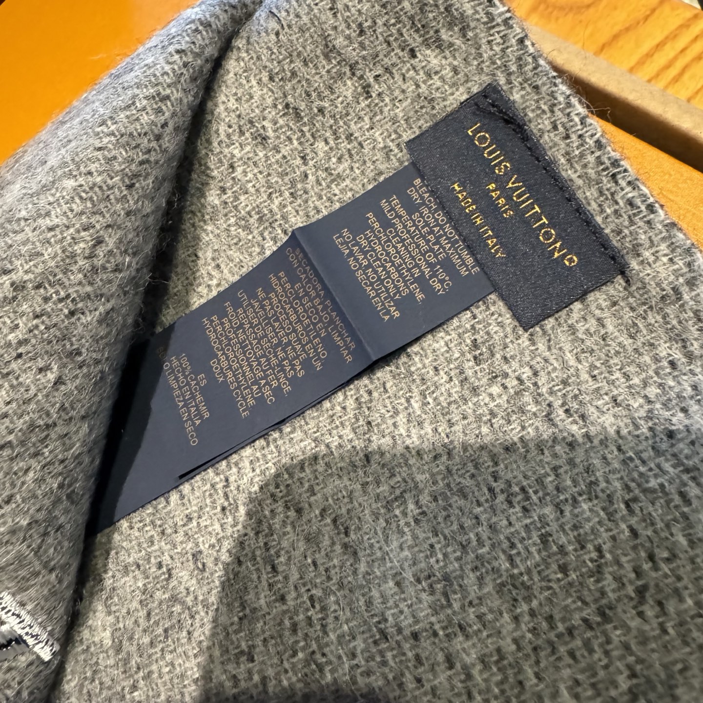 LV scarf