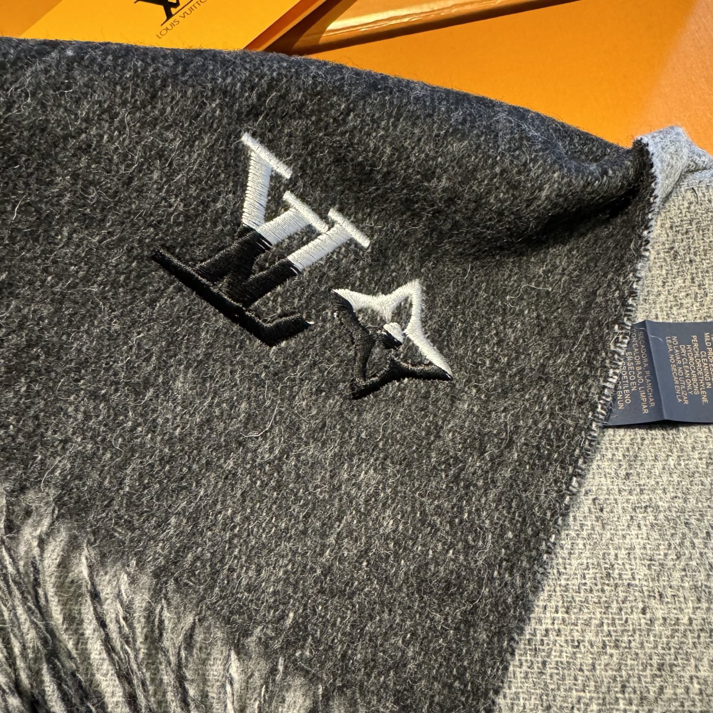 LV scarf