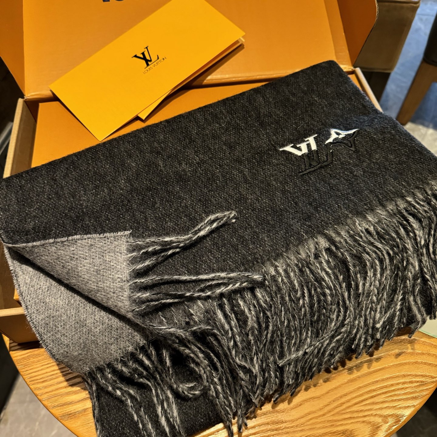 LV scarf