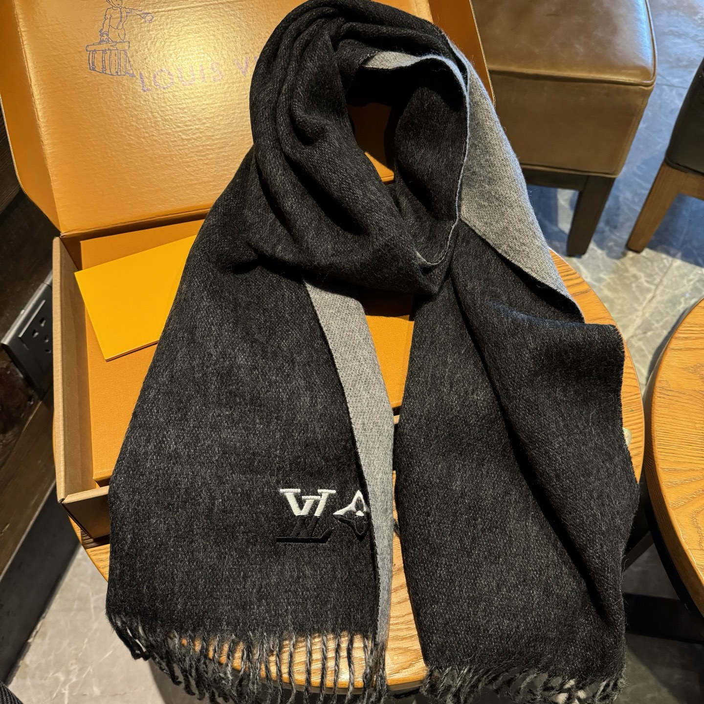LV scarf