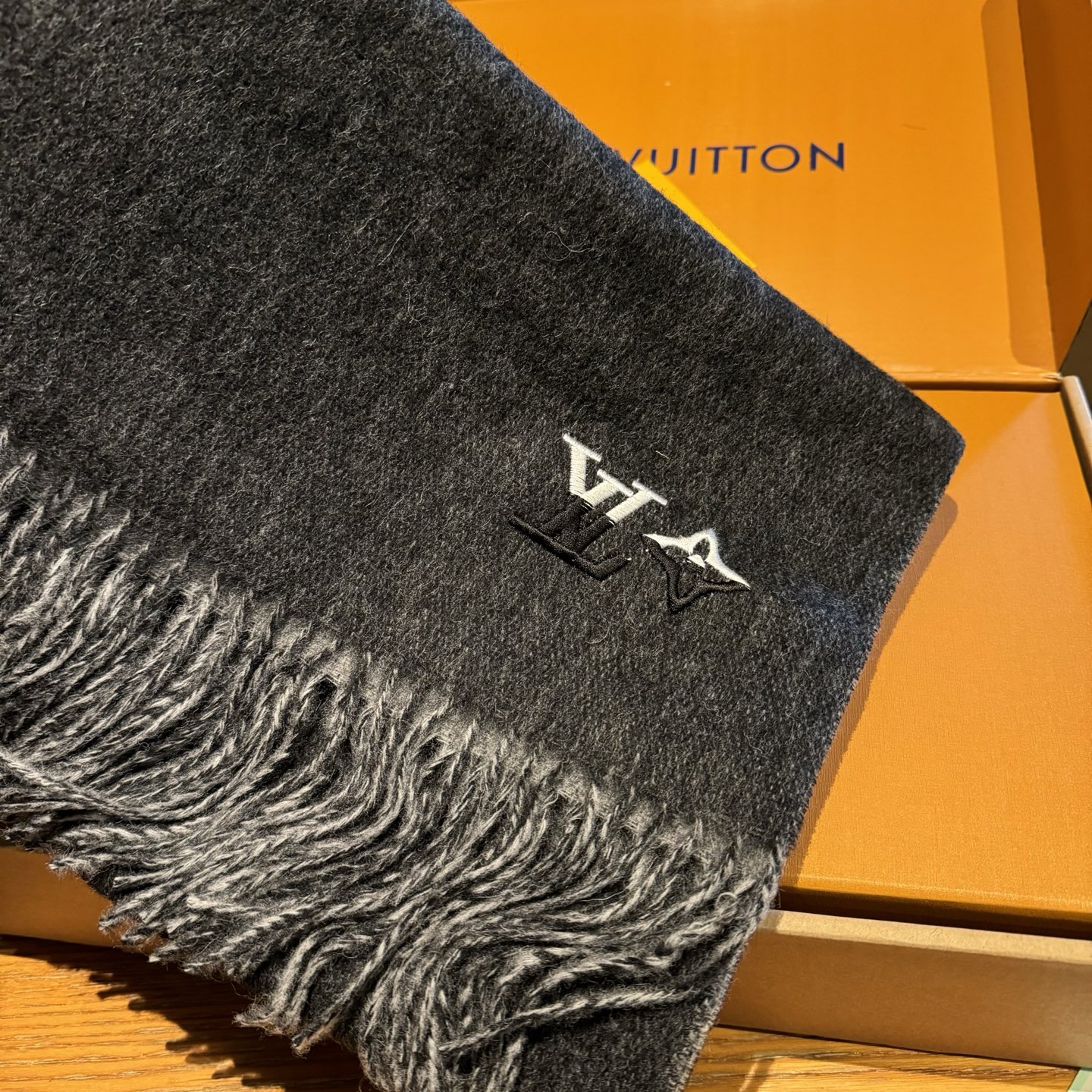 LV scarf