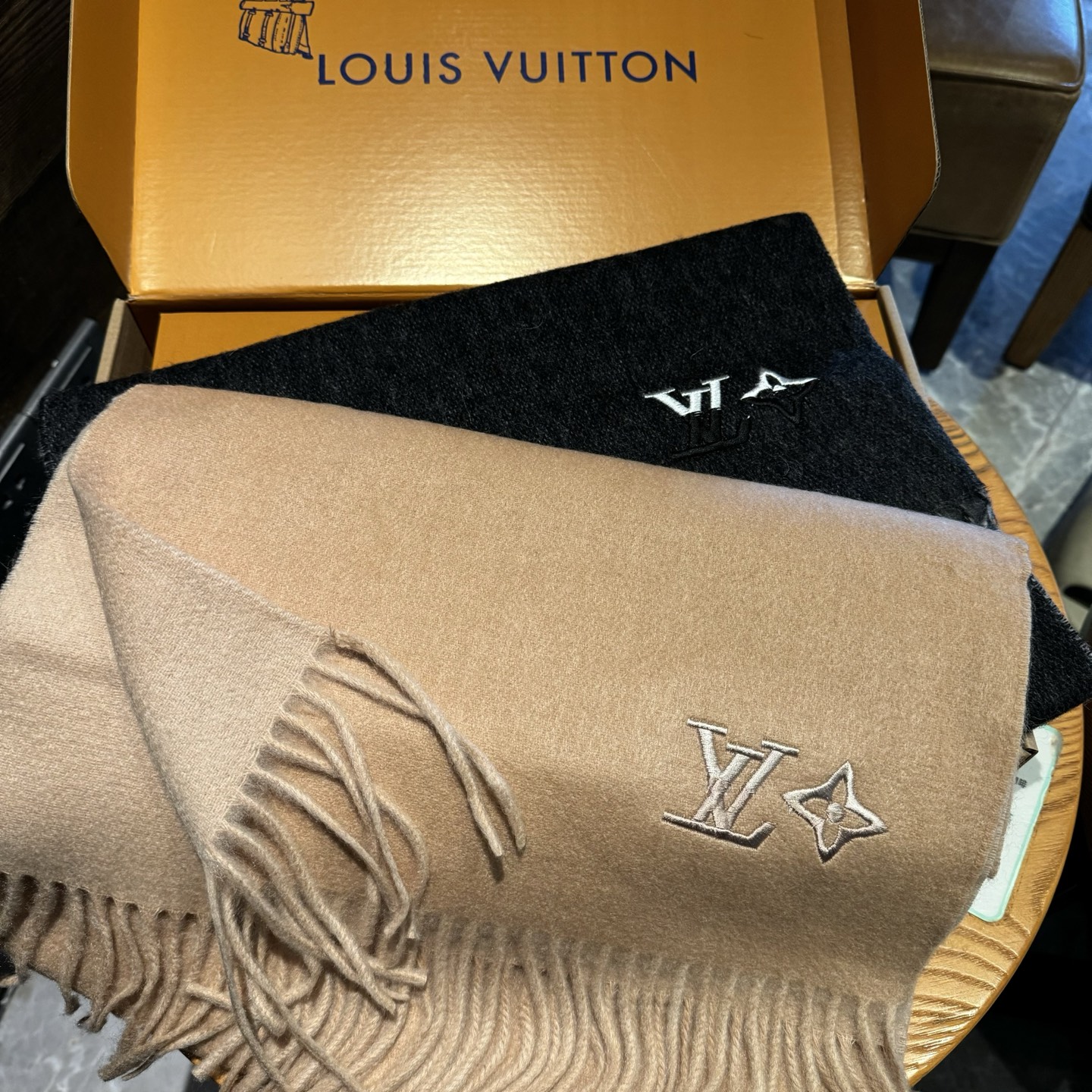 LV scarf