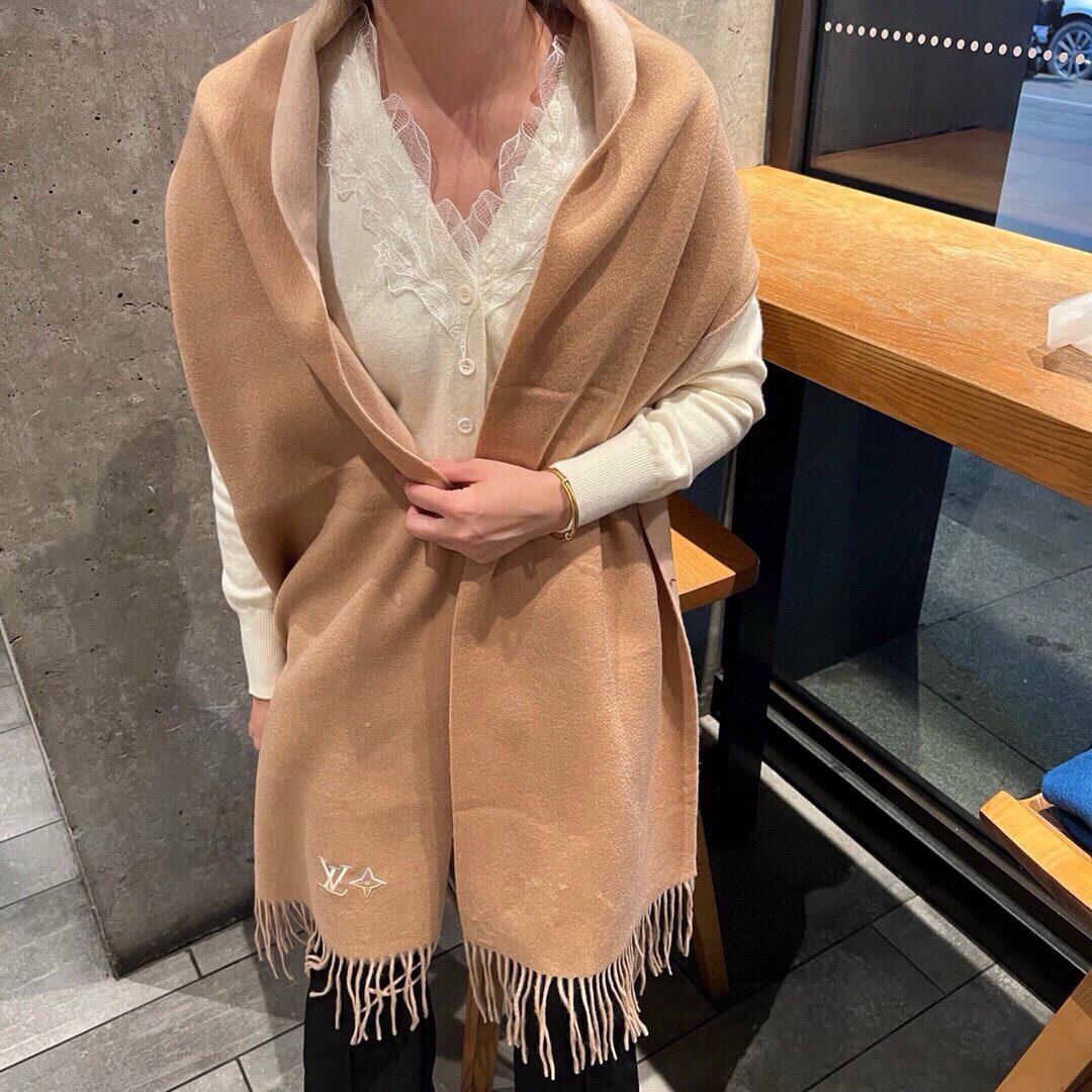 LV scarf