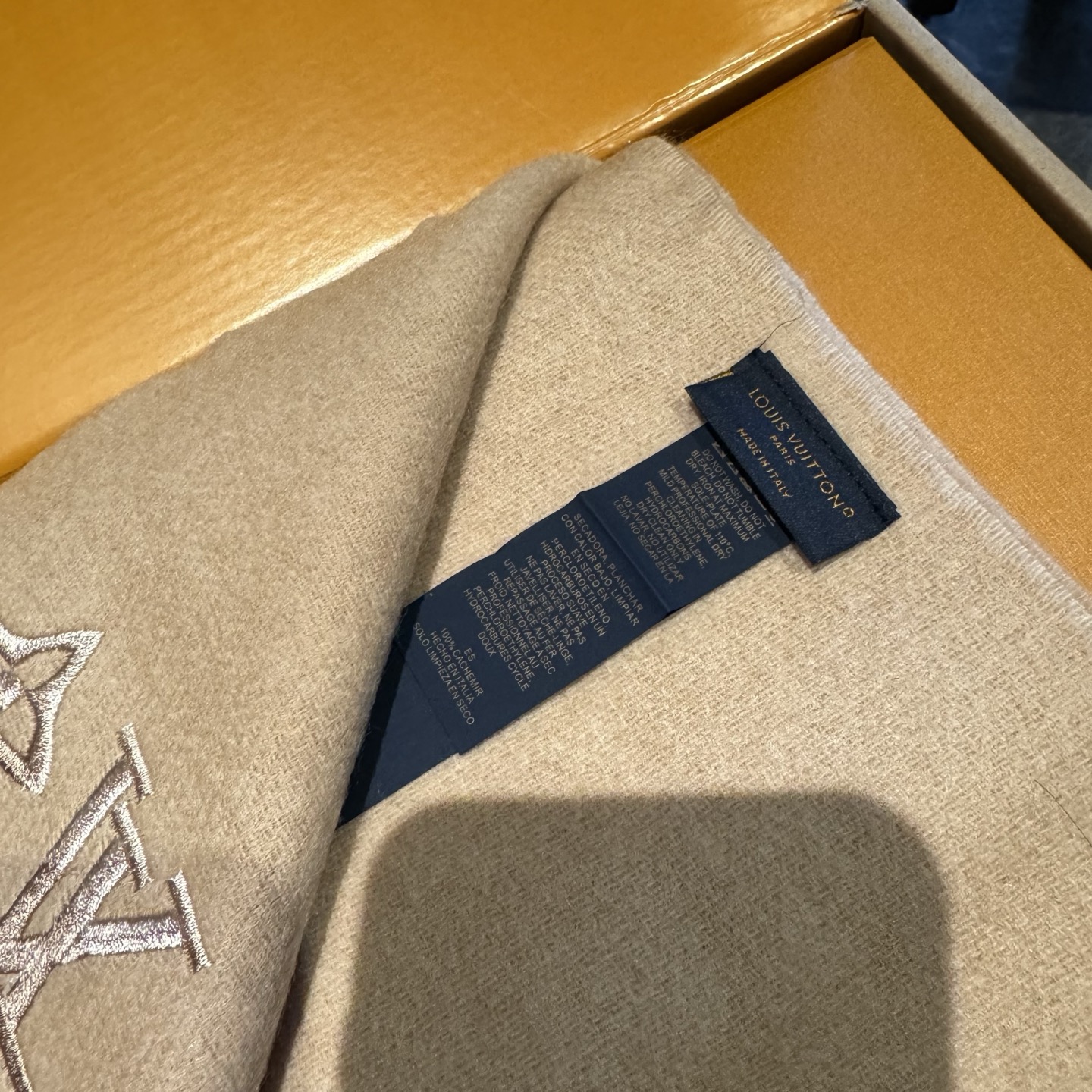 LV scarf