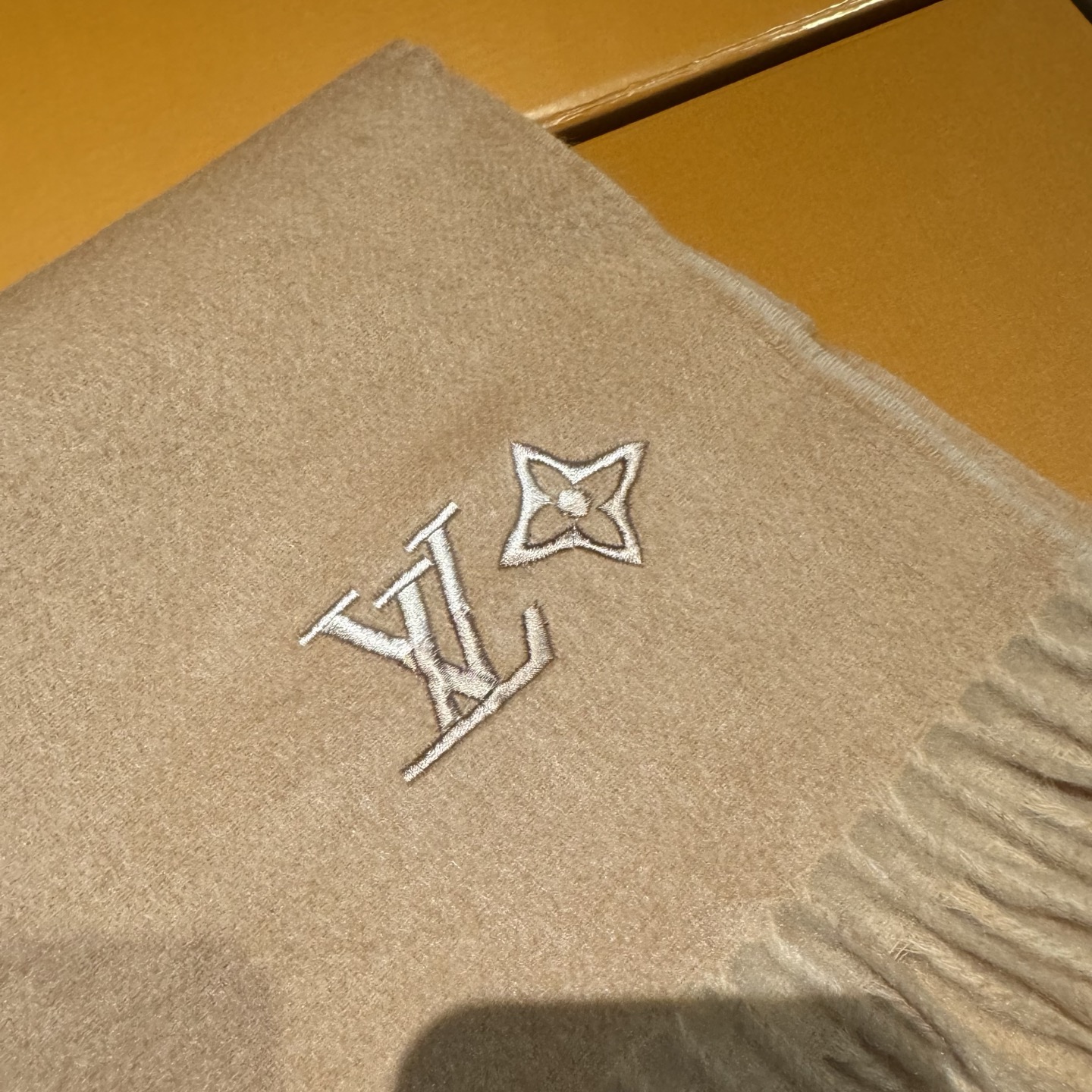 LV scarf
