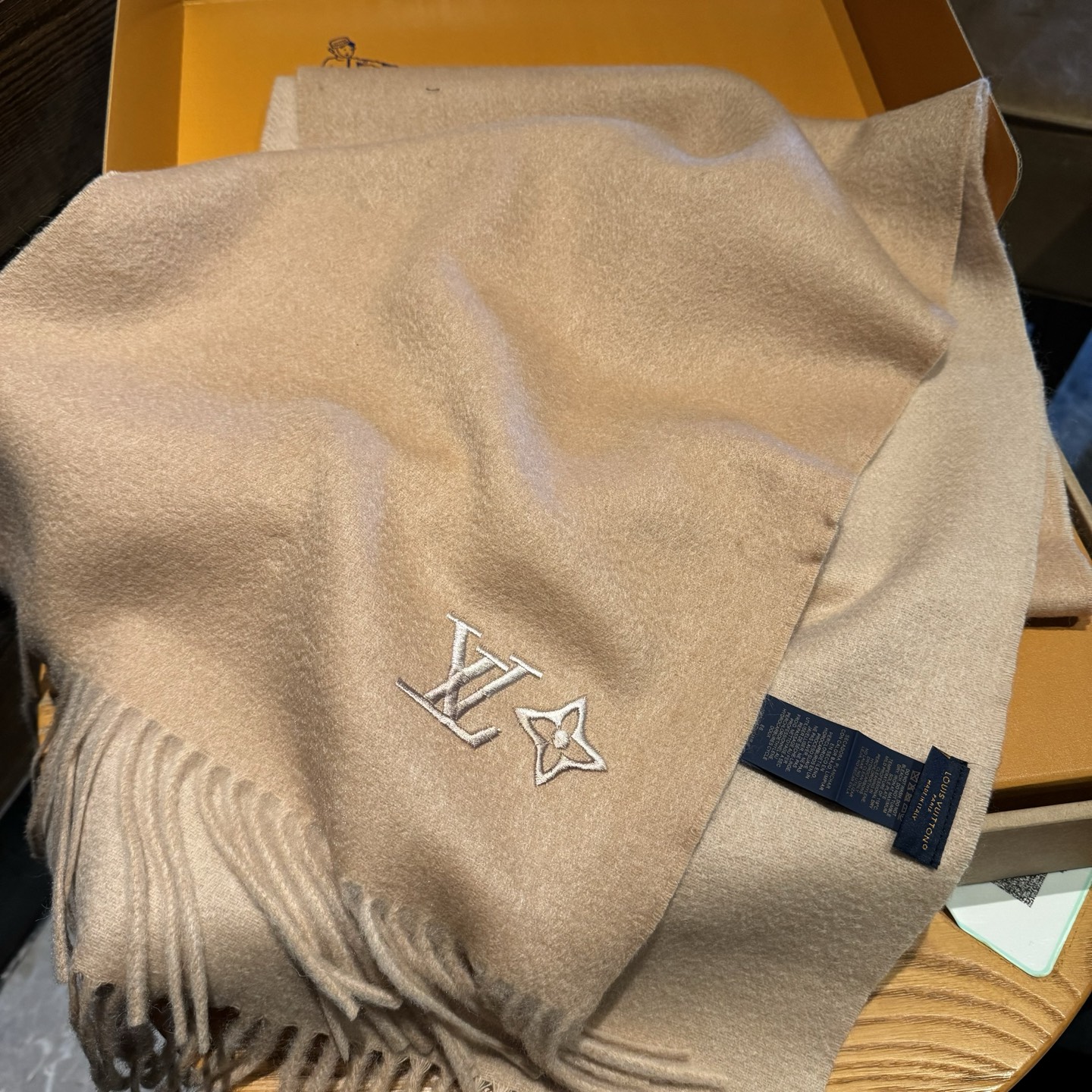 LV scarf