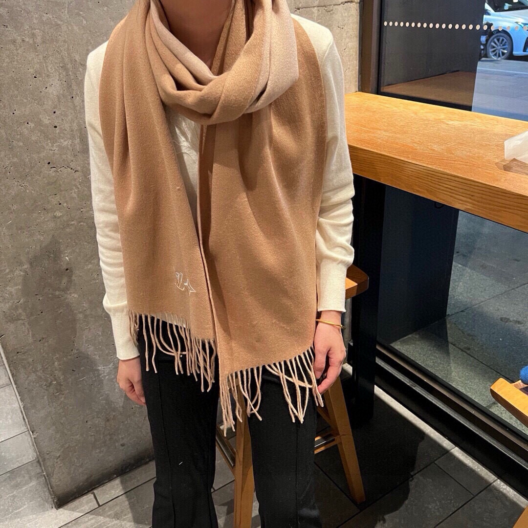 LV scarf