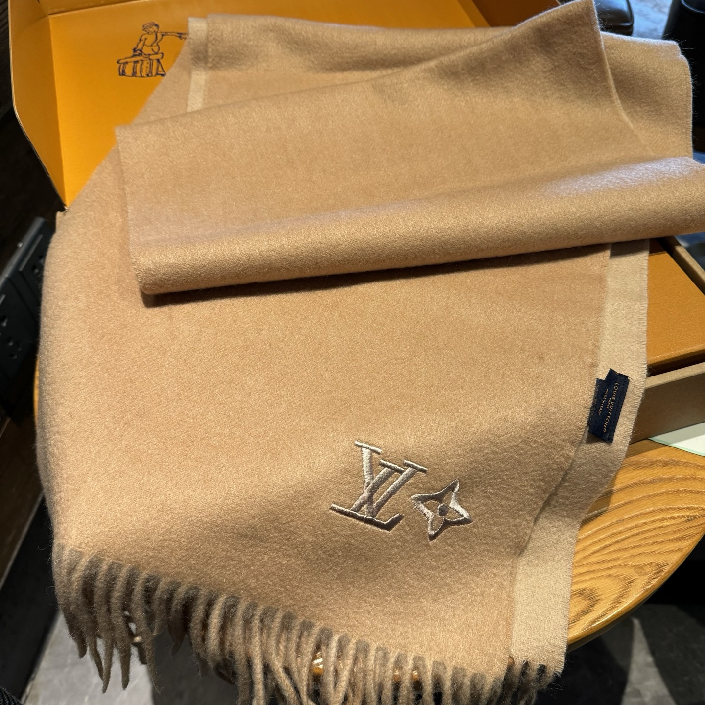 LV scarf