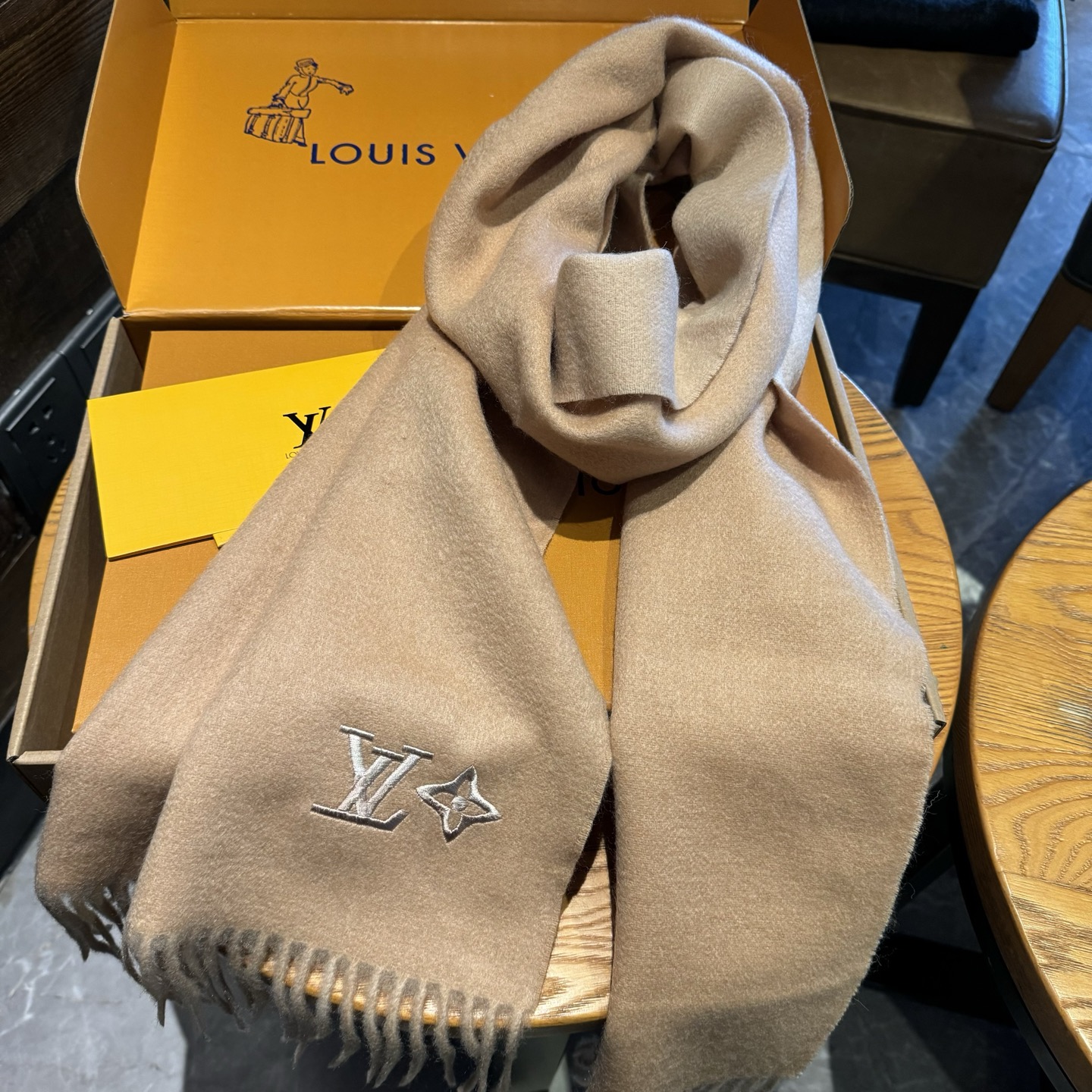 LV scarf