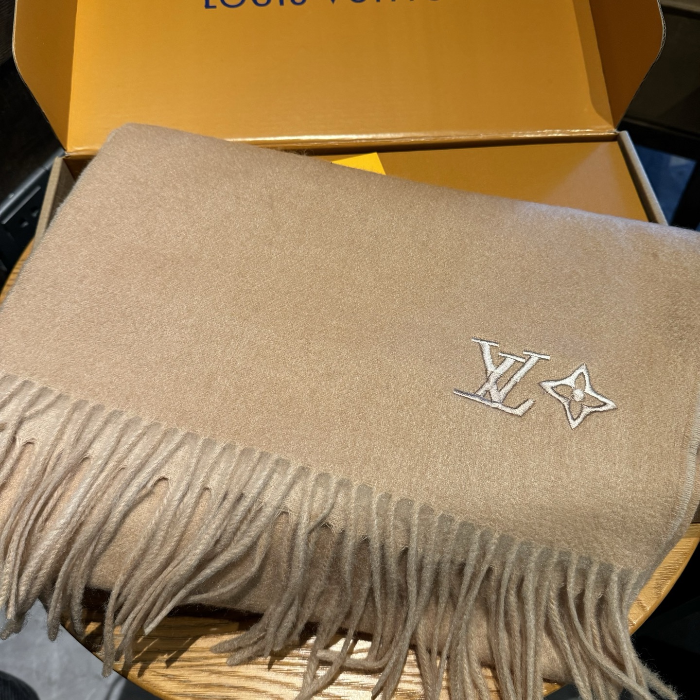 LV scarf