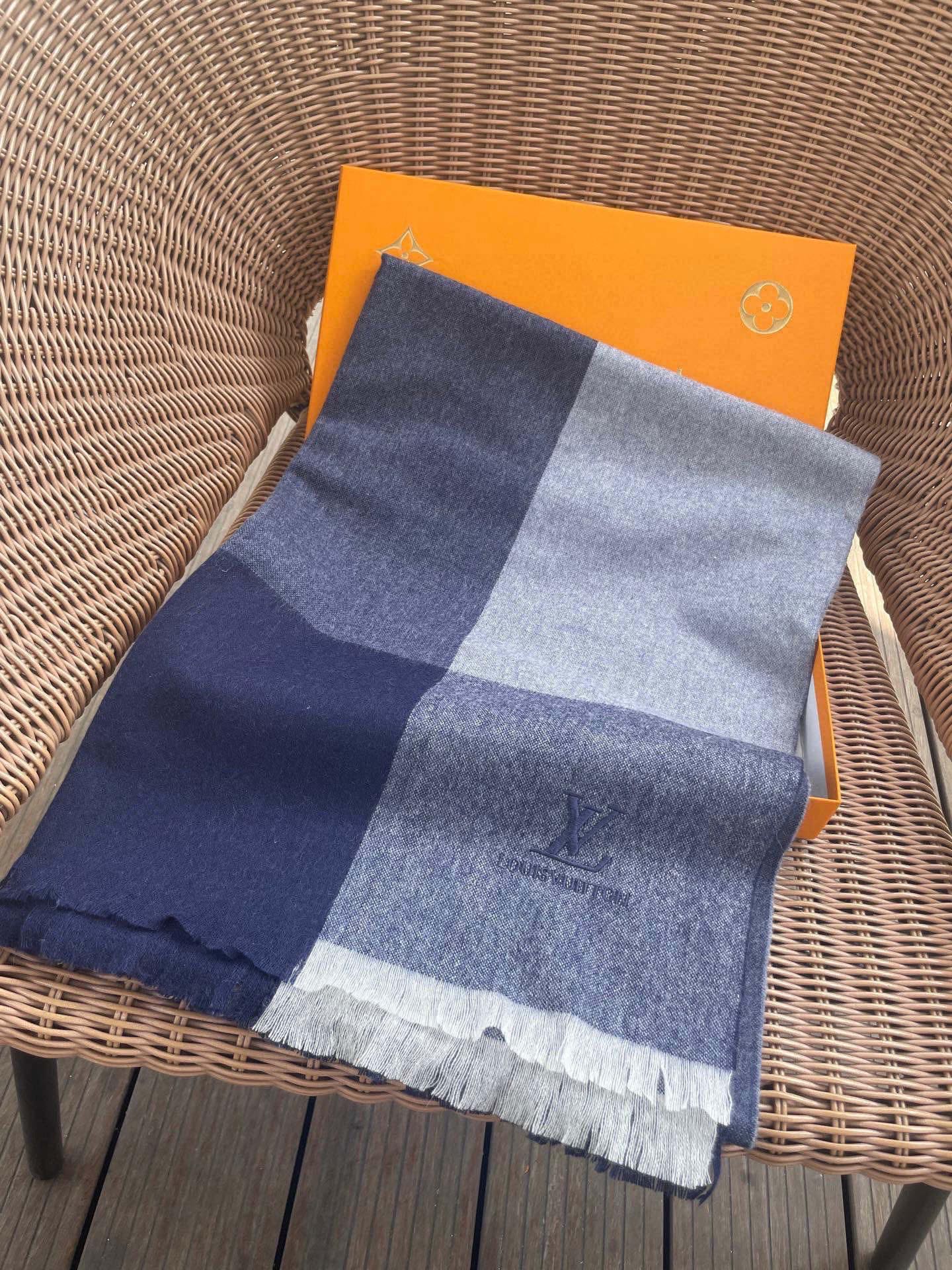 LV scarf