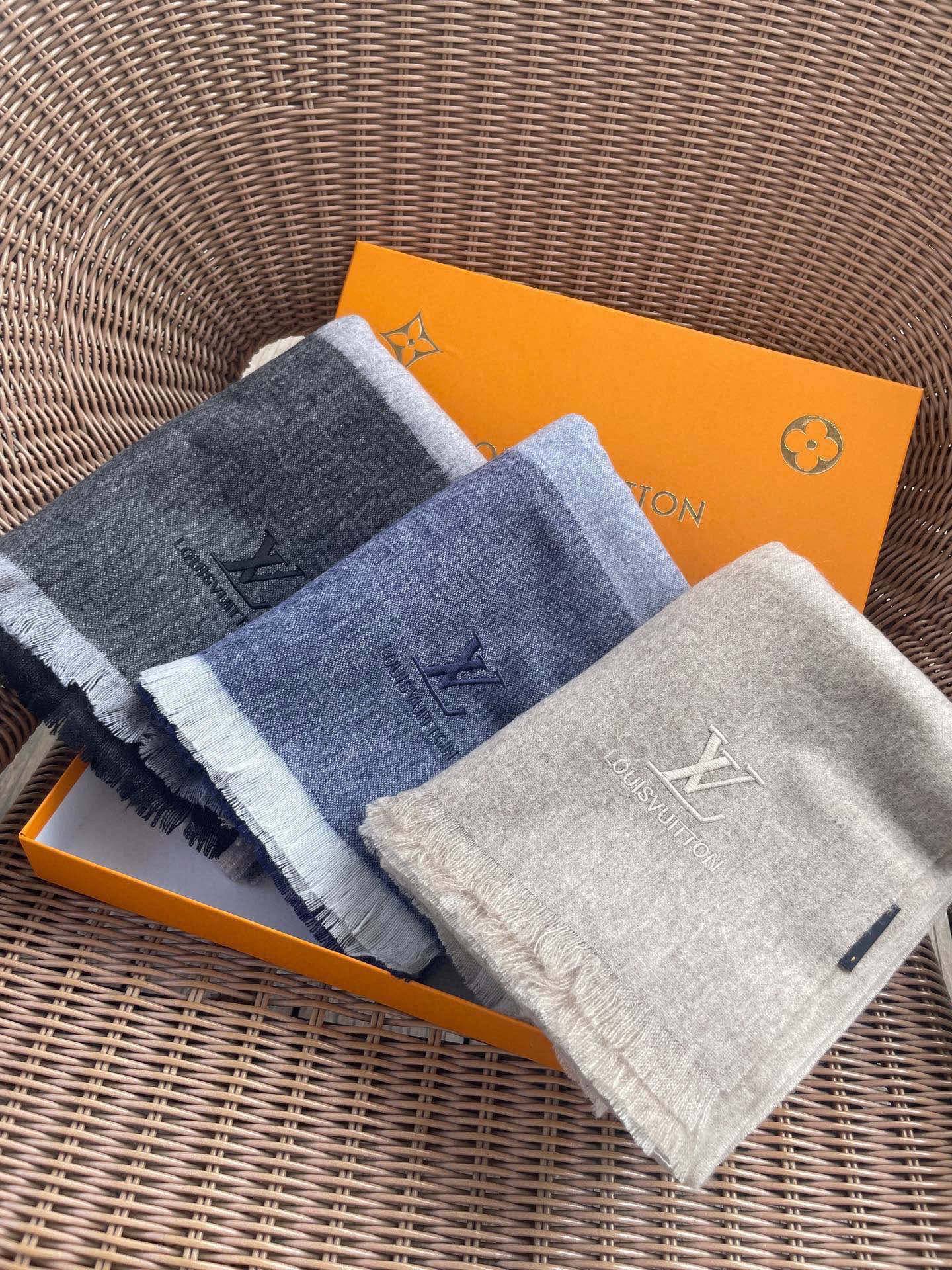 LV scarf