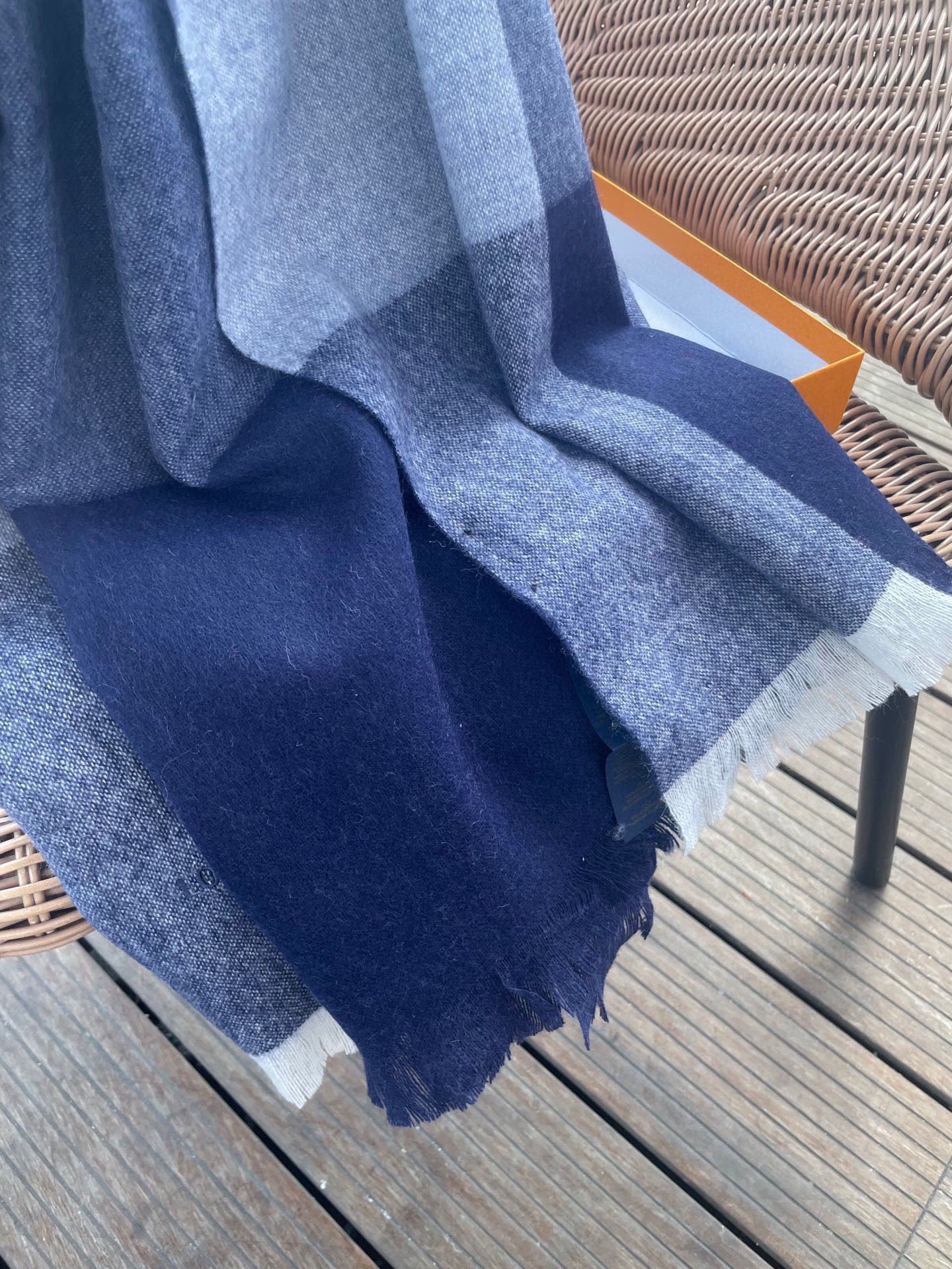 LV scarf