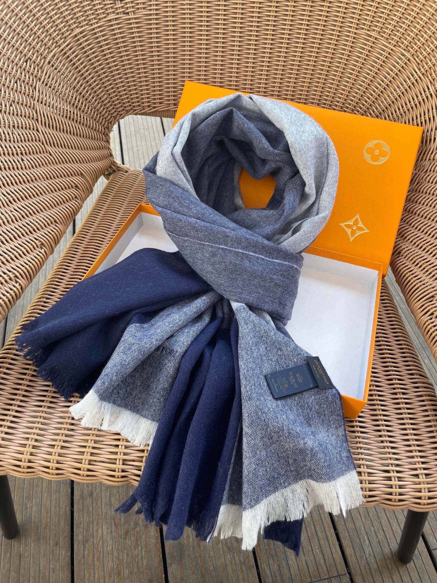 LV scarf