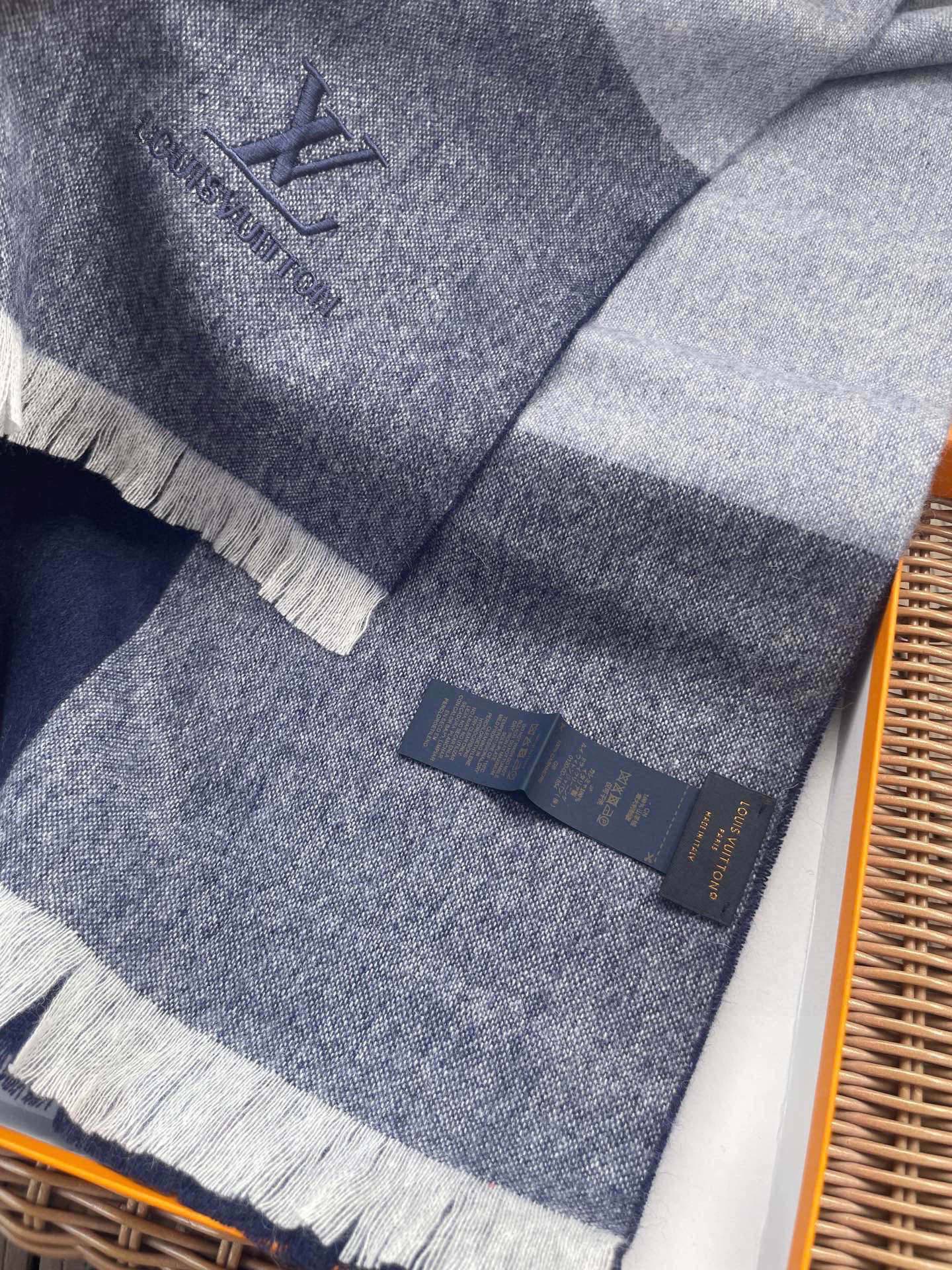 LV scarf