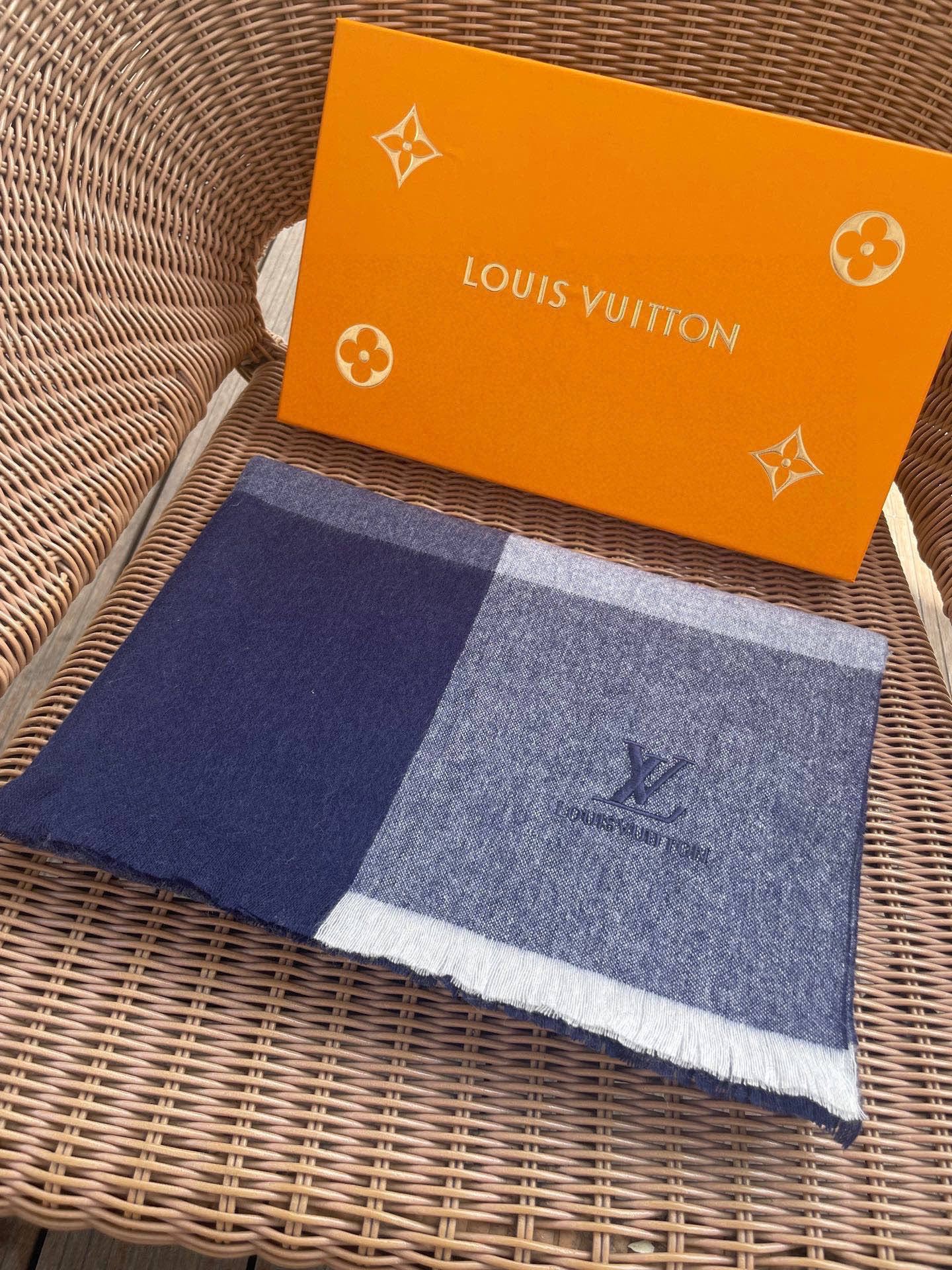 LV scarf