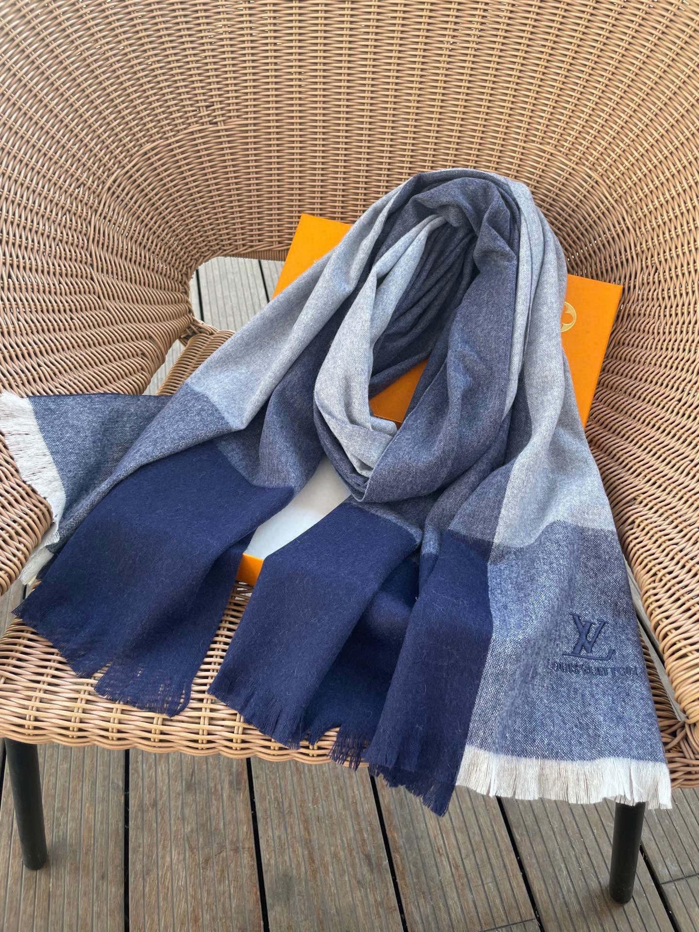 LV scarf