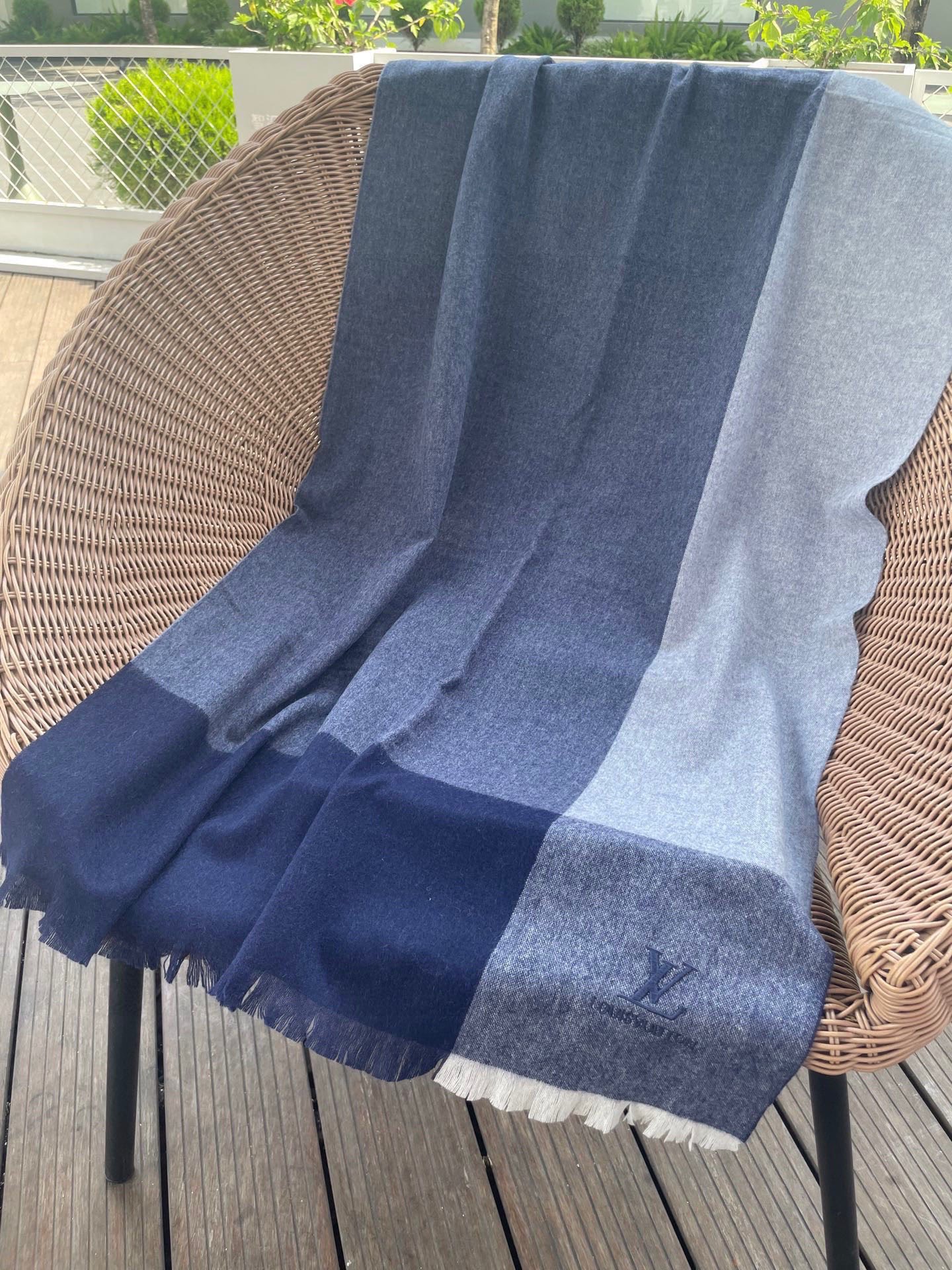 LV scarf