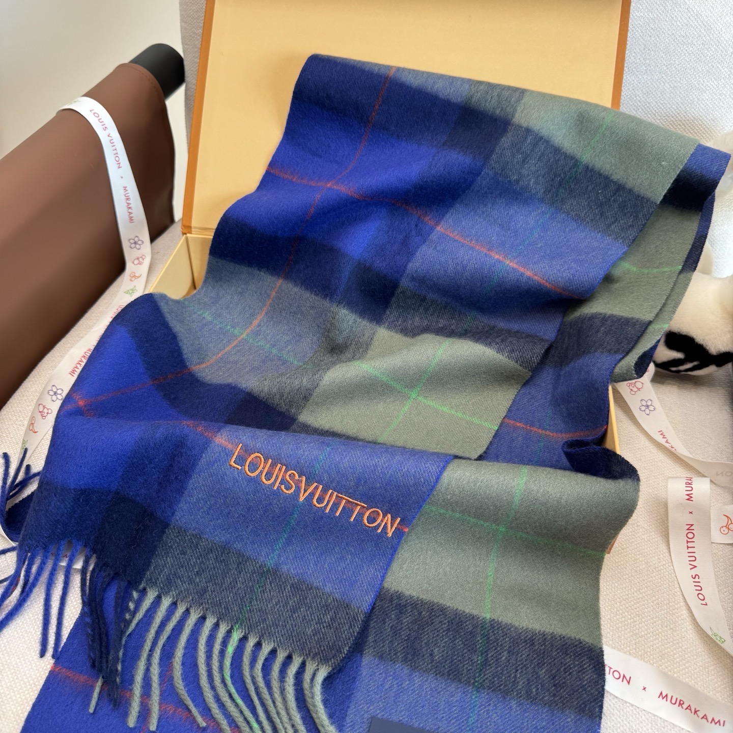 LV scarf