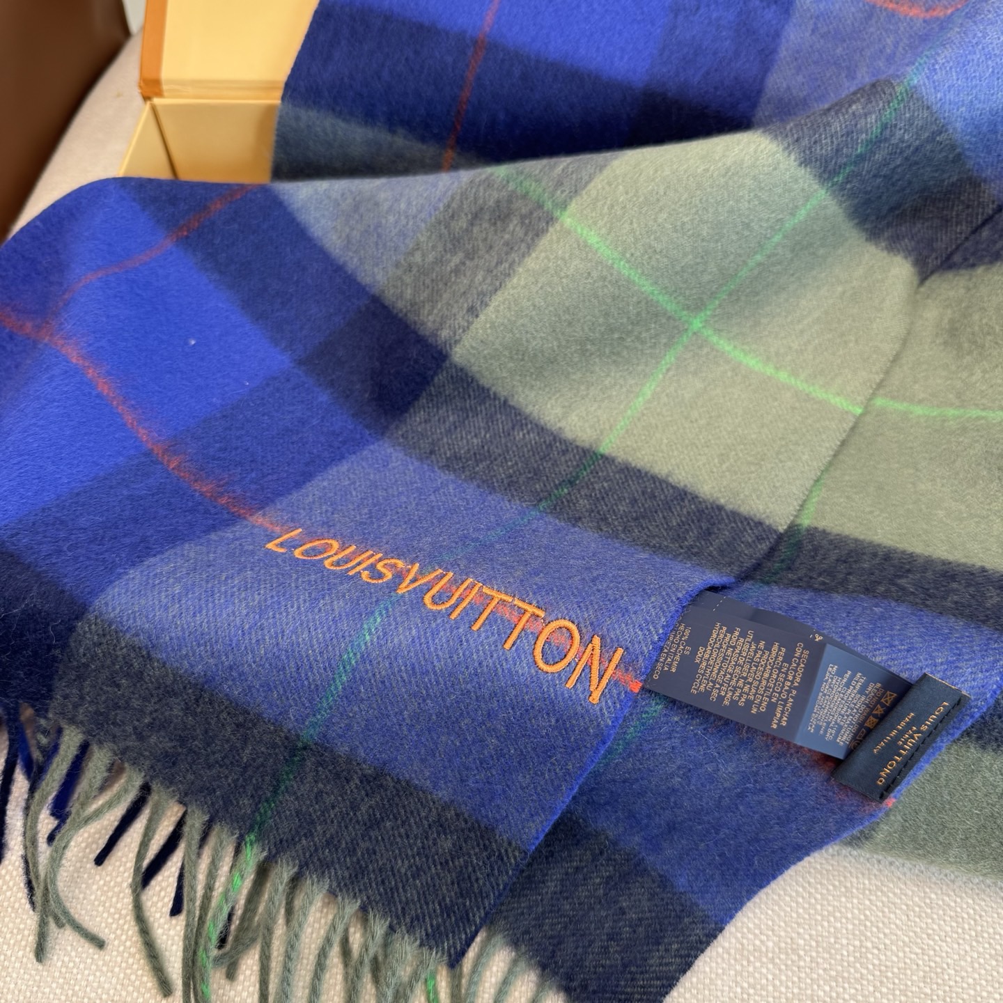 LV scarf