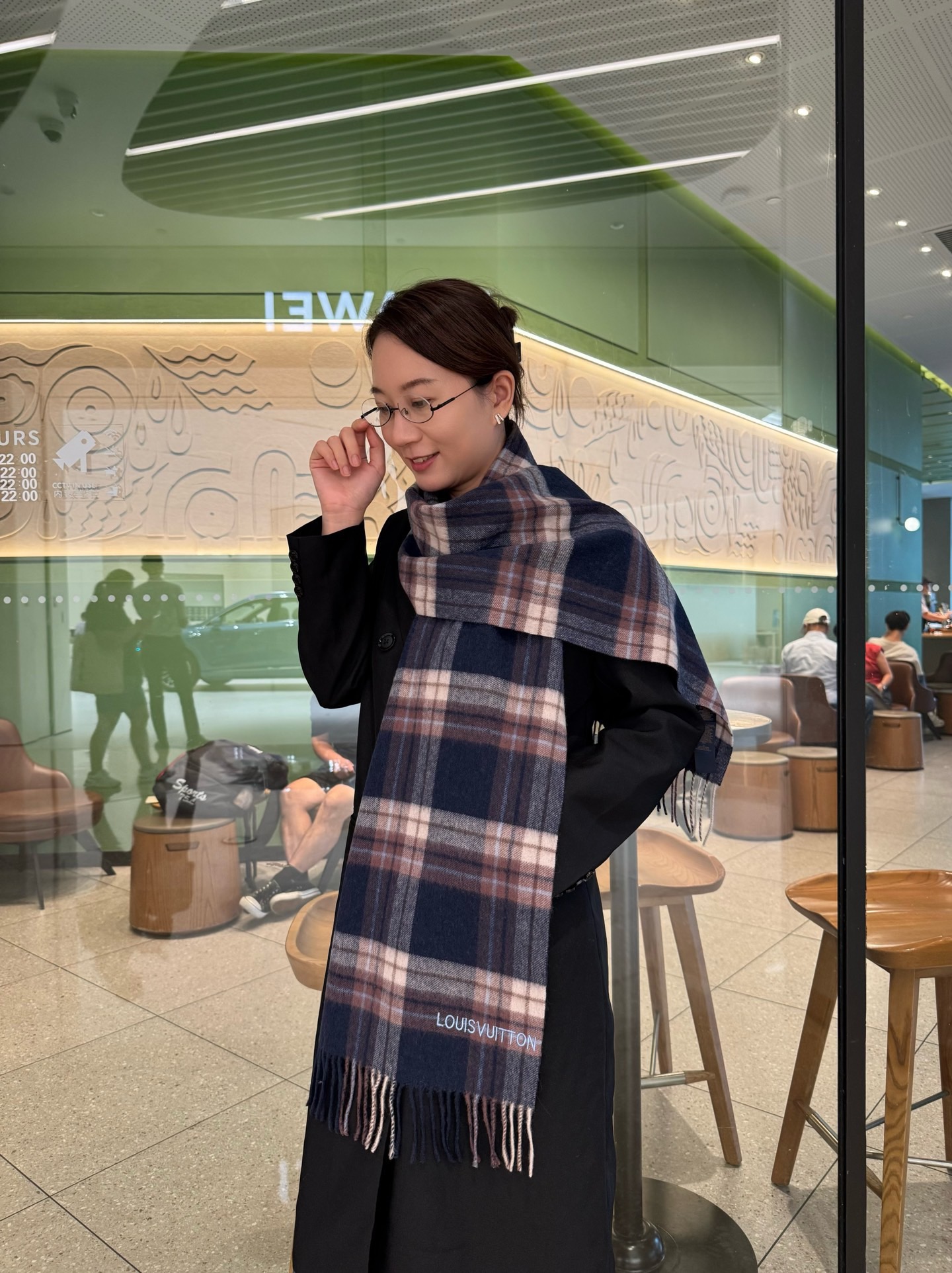 LV scarf