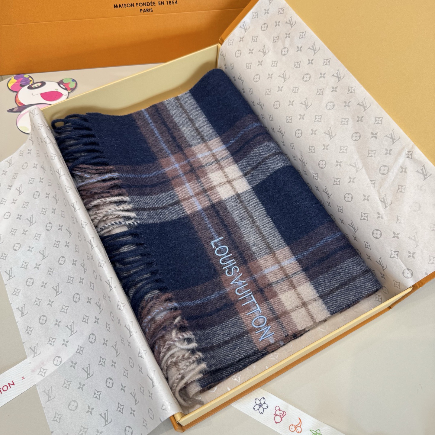 LV scarf