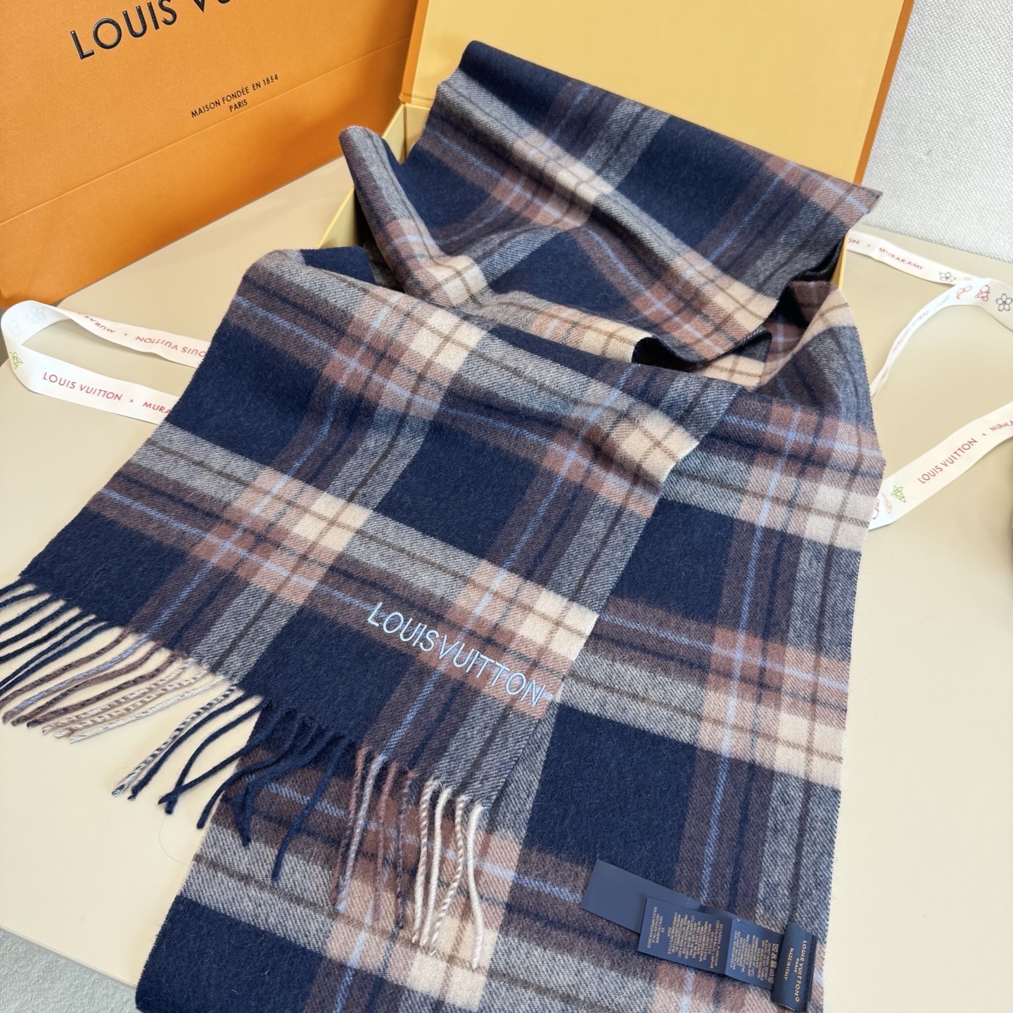 LV scarf