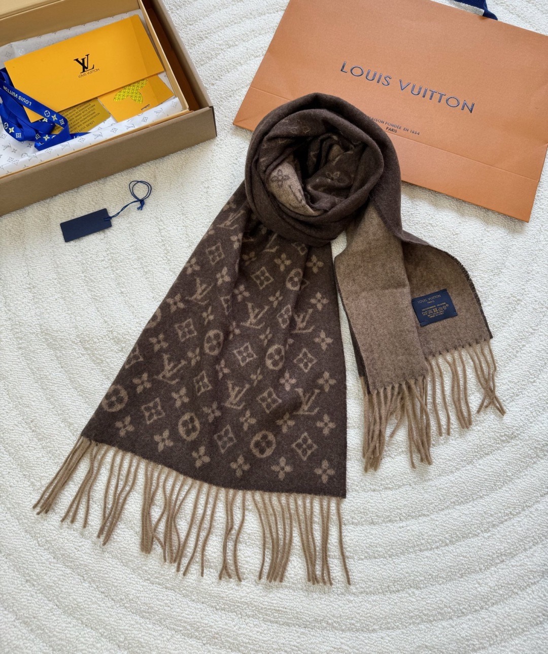 LV scarf