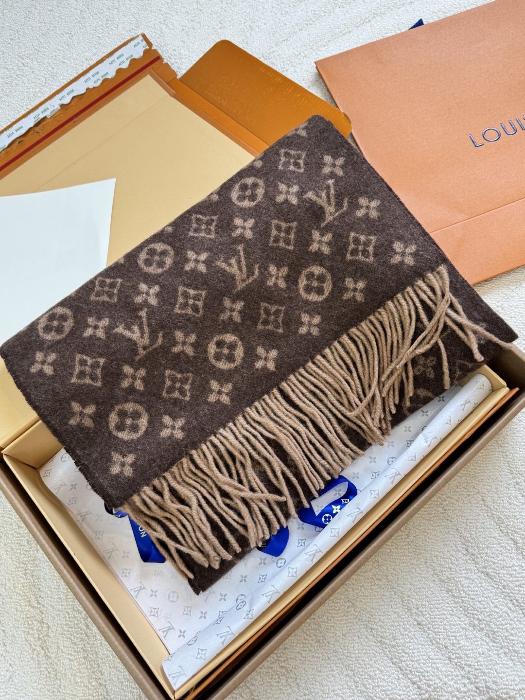 LV scarf