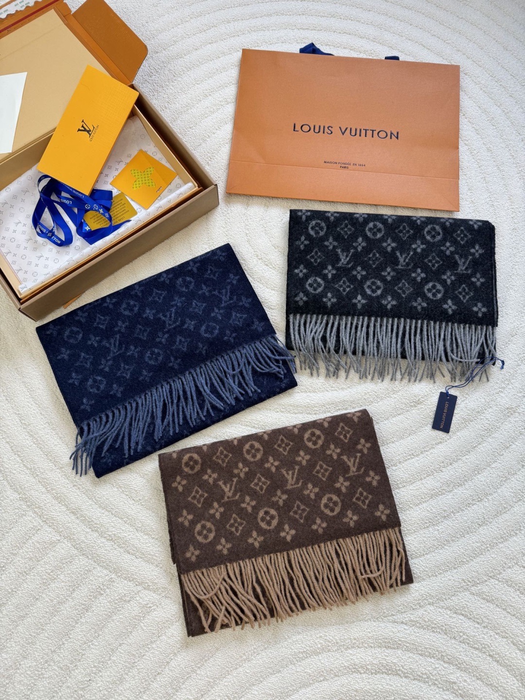 LV scarf