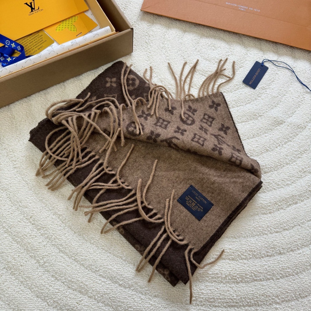 LV scarf