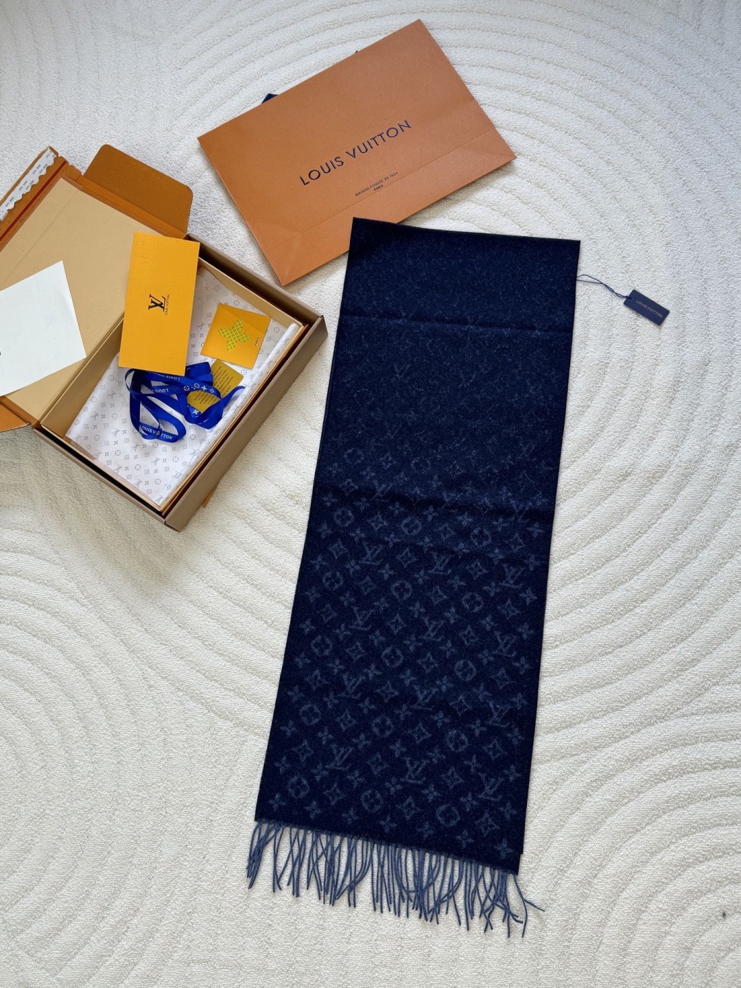 LV scarf