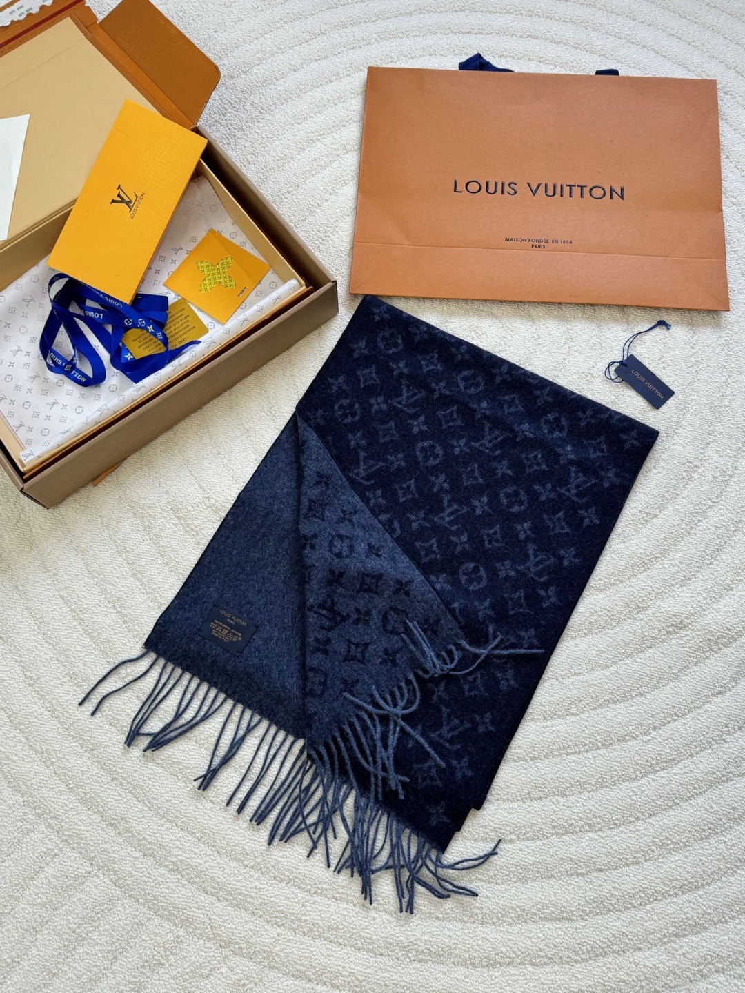 LV scarf