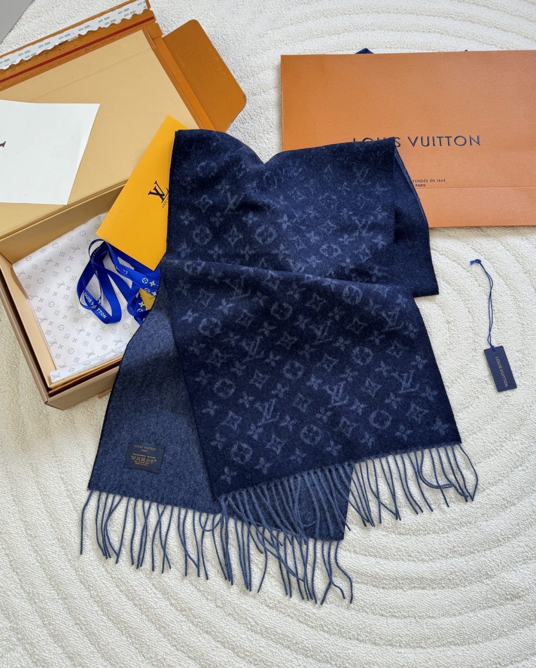 LV scarf